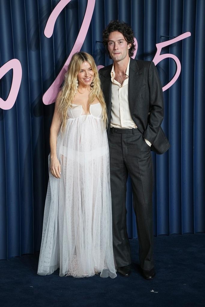 Sienna與Oli年齡有著15年的差距,他們於2021年開始交往。