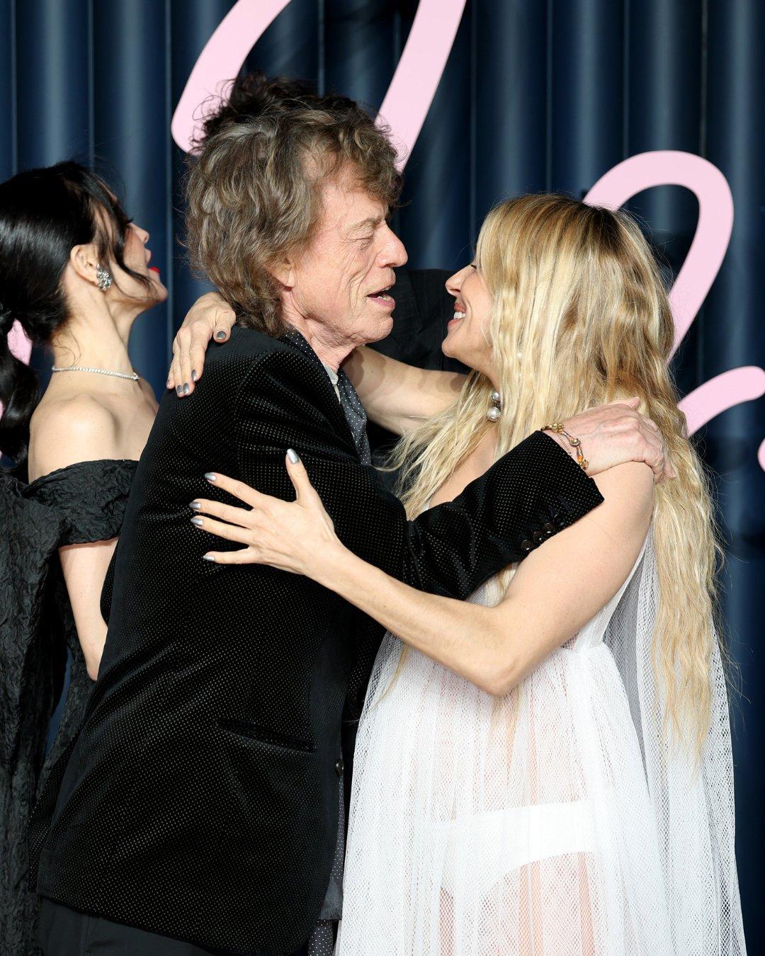 Sienna與搖滾傳奇Mick Jagger一見面即相擁。