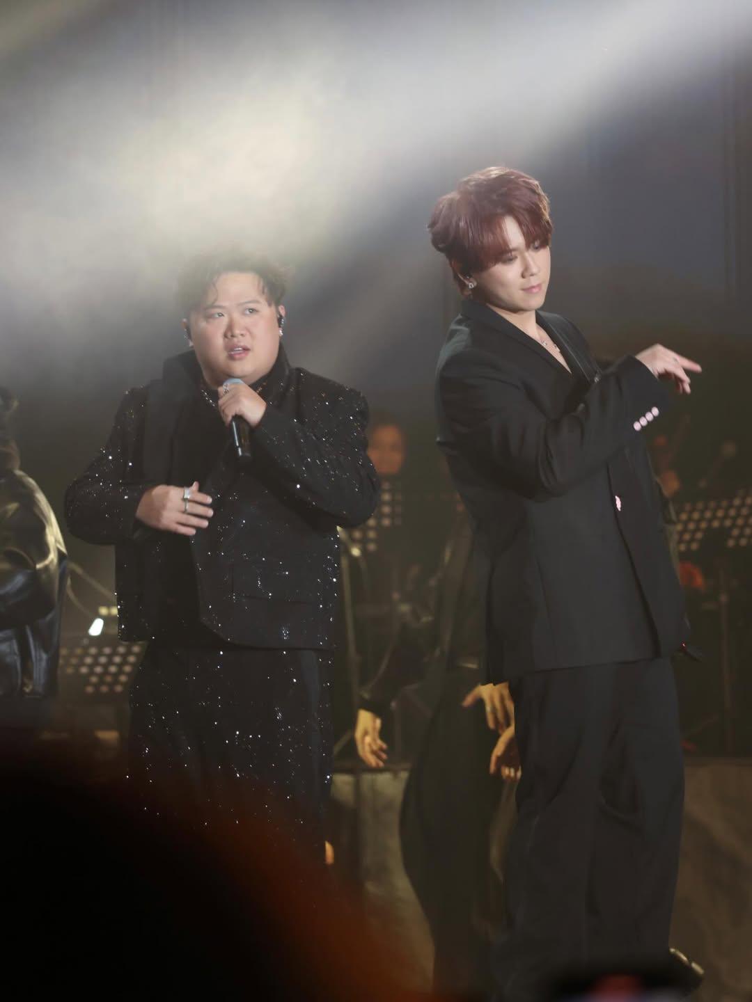 姜濤於平安夜舉行第7場《KEUNG TO "LAVA" LIVE 2025》演唱會,請來師傅肥仔(fatboy)做嘉賓。(IG@fatboyip)