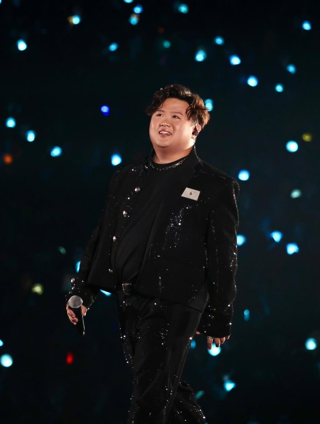 姜濤於平安夜舉行第7場《KEUNG TO "LAVA" LIVE 2025》演唱會,請來師傅肥仔(fatboy)做嘉賓。(IG@fatboyip)