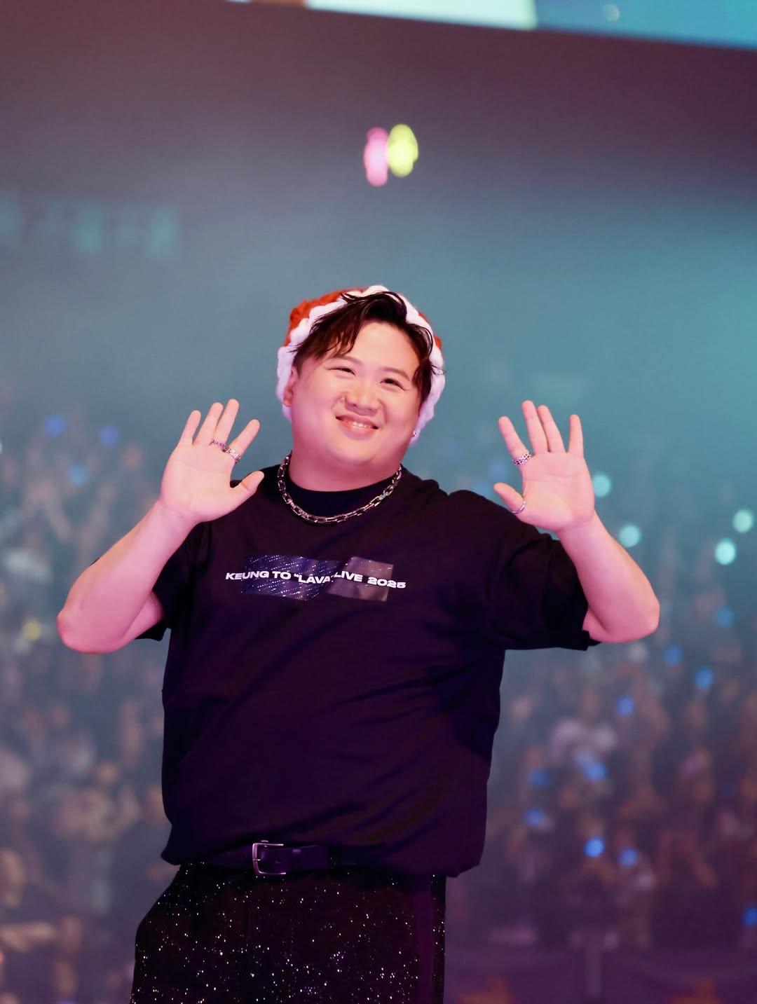 姜濤於平安夜舉行第7場《KEUNG TO "LAVA" LIVE 2025》演唱會,請來師傅肥仔(fatboy)做嘉賓。(IG@fatboyip)