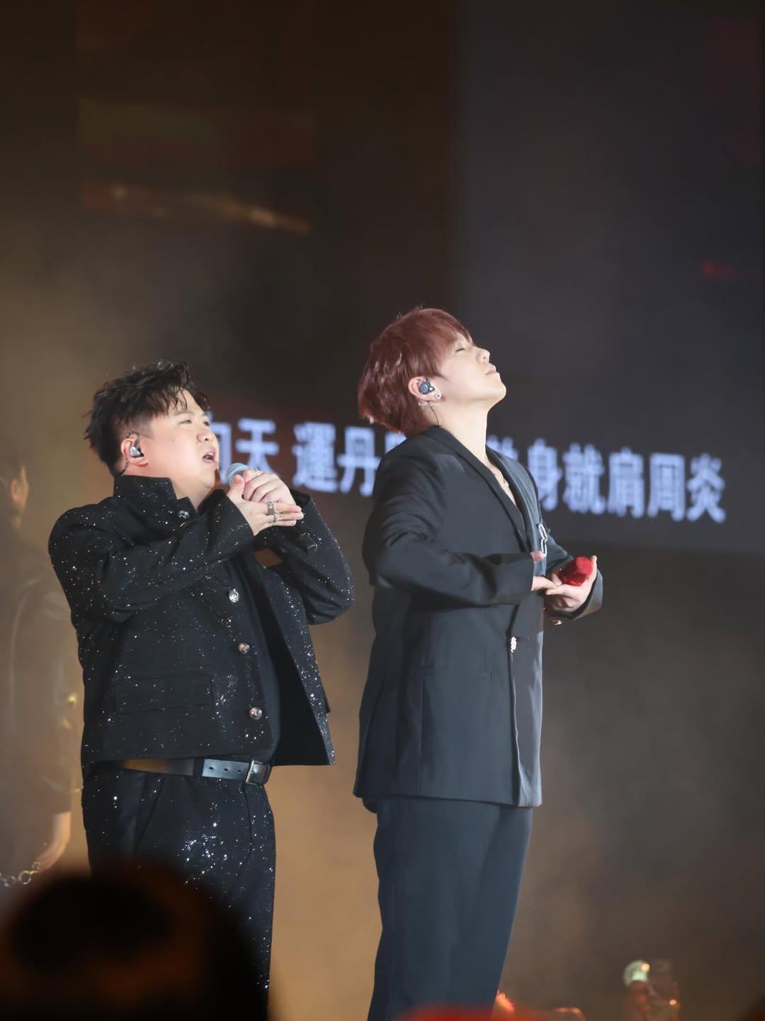 姜濤於平安夜舉行第7場《KEUNG TO "LAVA" LIVE 2025》演唱會,請來師傅肥仔(fatboy)做嘉賓。(IG@fatboyip)