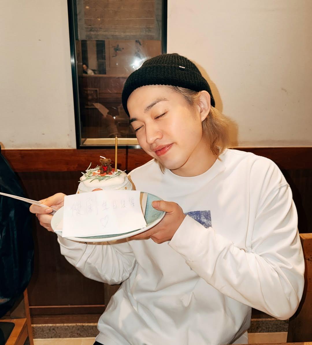 Jer滿足地捧著生日蛋糕合照。(IG@Jeremylaou)