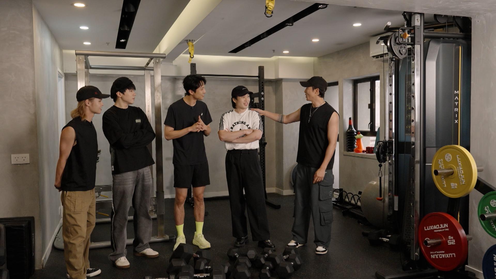 Stanley拍拍Jer膊頭:「無理由㗎喎你咁多做gym片!」