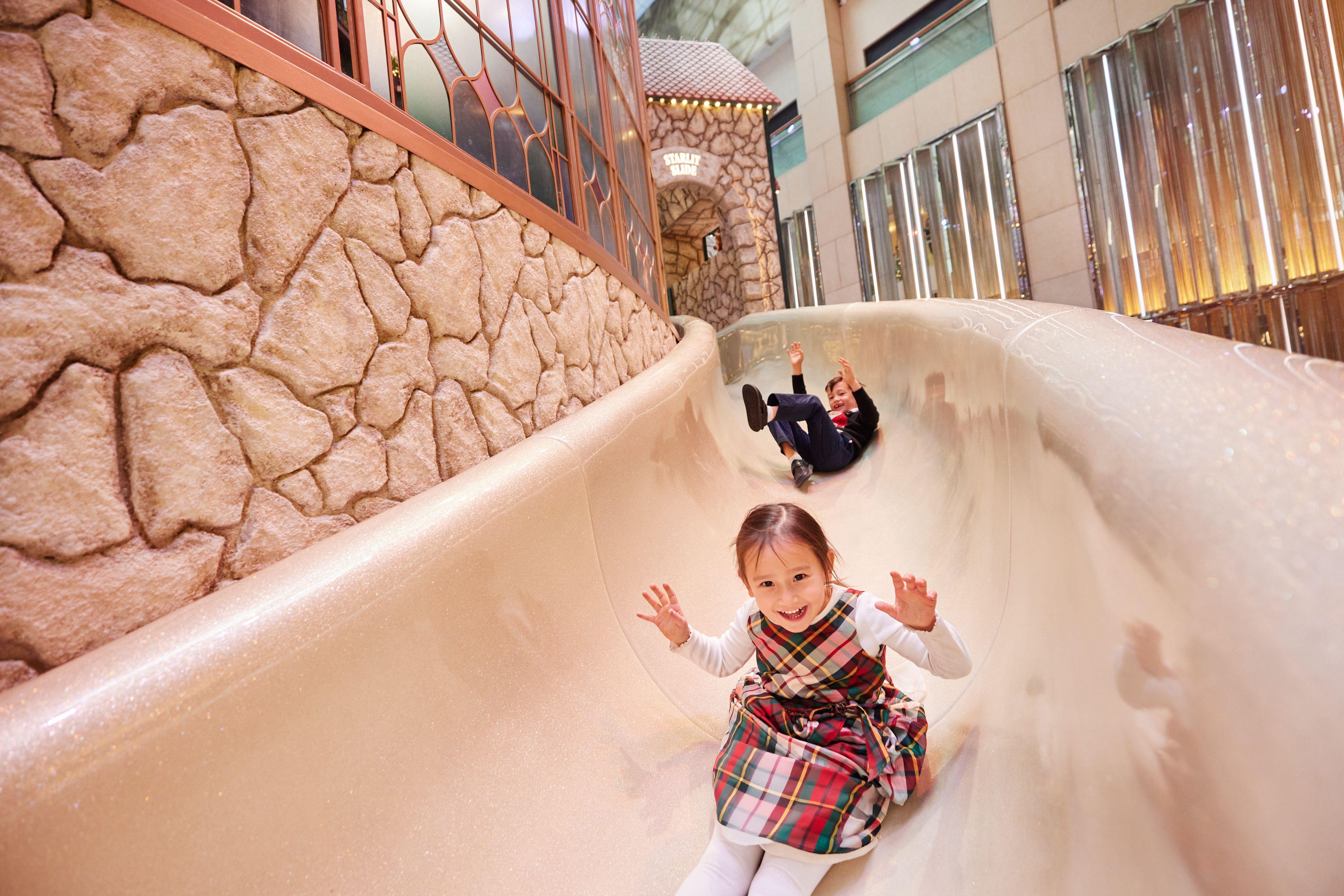 在星光滑梯體驗長達 8 米的蜿蜒速降