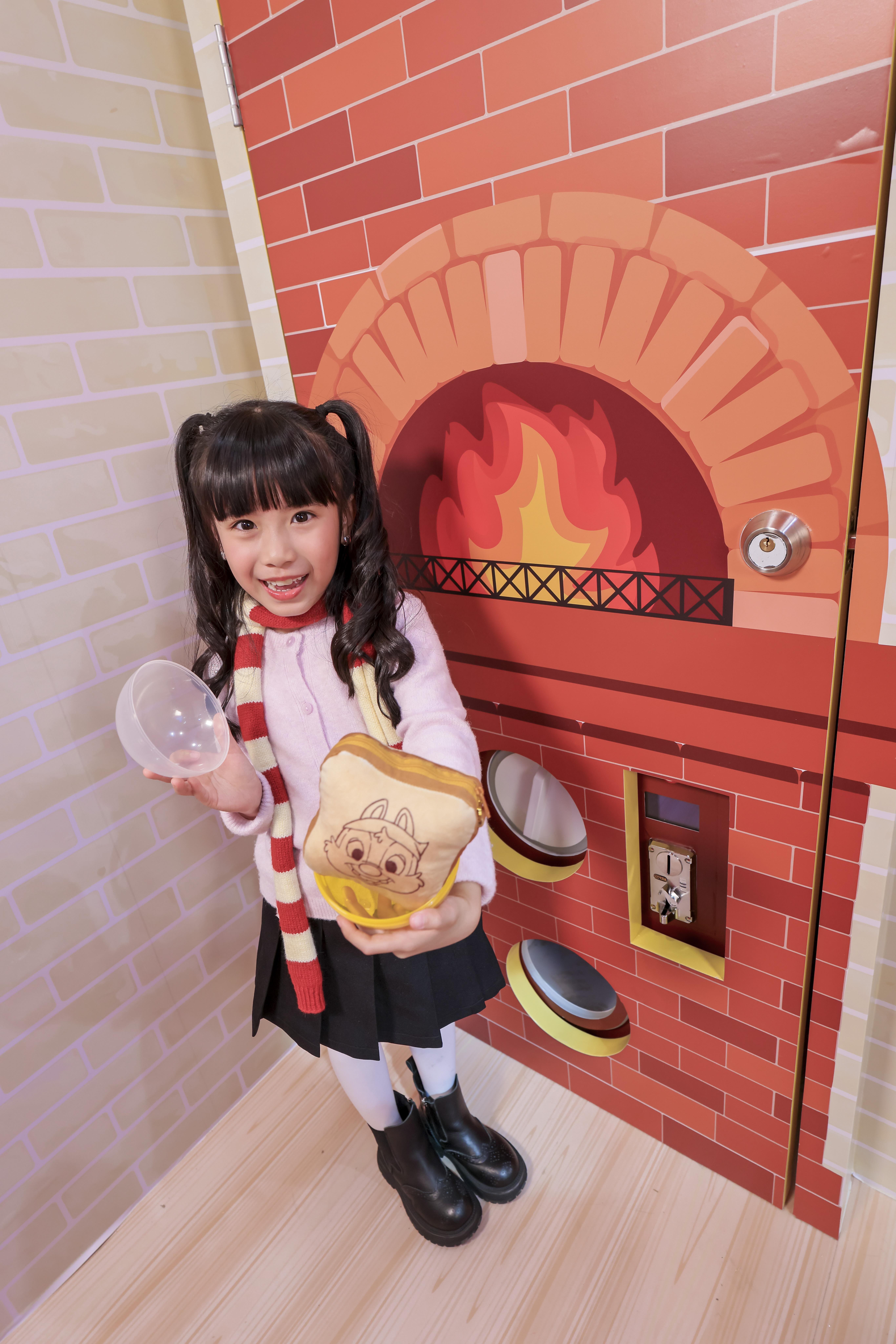 聖誕烘焙工房Step 2|扭出角色麵包公仔:從限定扭蛋機中隨機獲得Chip ‘n’ Dale角色造型麵包,象徵甜點派對的第一份收穫。