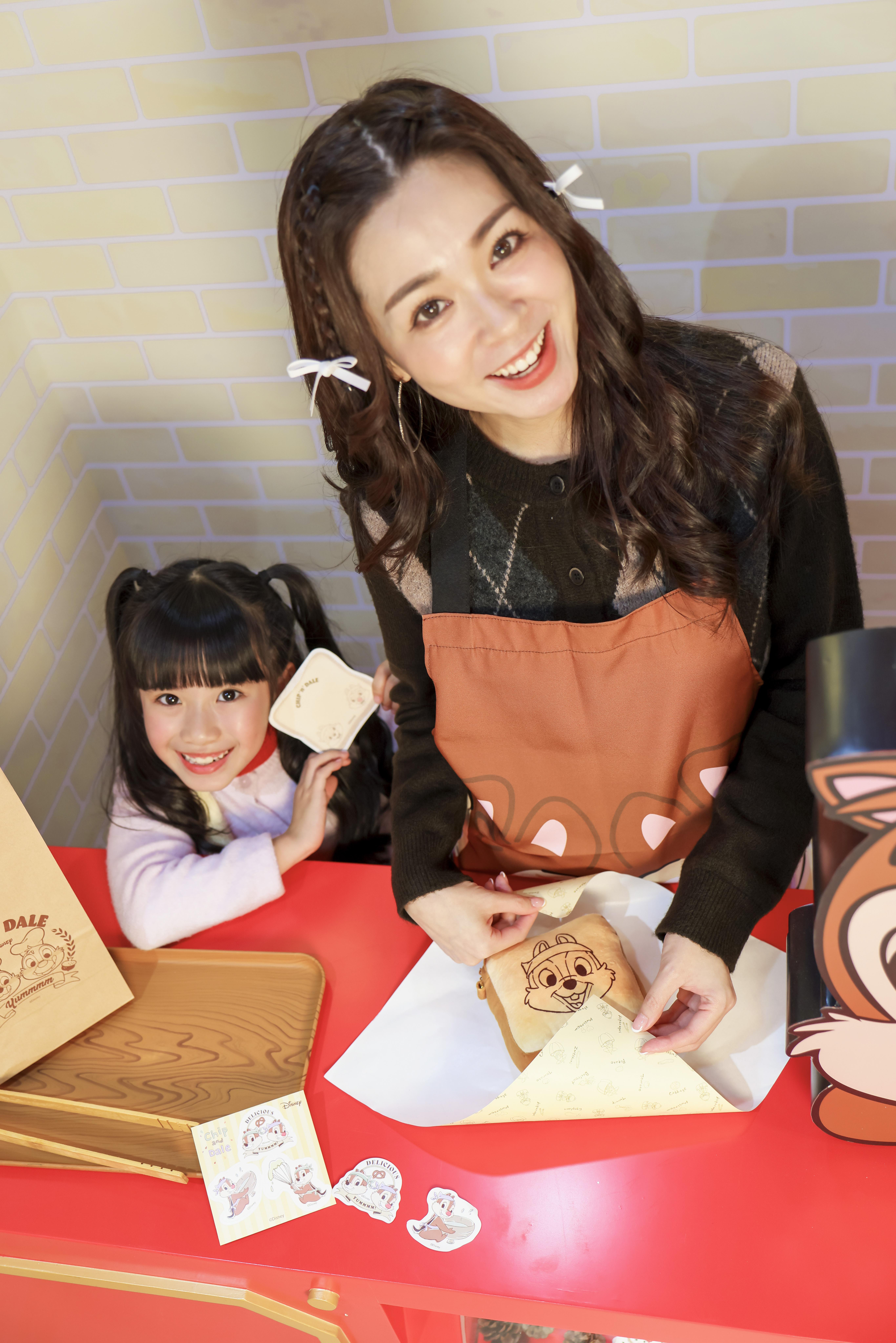 聖誕烘焙工房 Step 3|親手調味・禮物包裝:挑選自己喜愛的醬料,搭配角色主題包裝,完成你的專屬「聖誕烘焙禮物」。