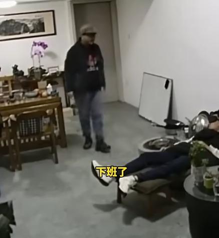 老闆燒番薯一氧化碳中毒,員工下班前留意到他睡在梳化上,便大喊「下班了」。