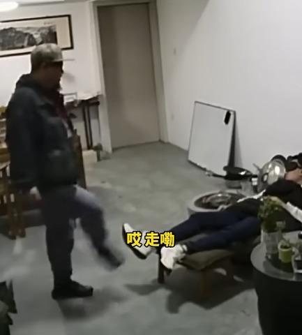 喊了兩聲都沒反應,因二人關係好因此員工就輕輕踢了老闆鞋底一腳。