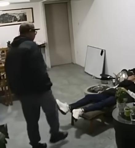 誰知還是沒反應,又踢了兩腳鞋喊「哎,走嘞」