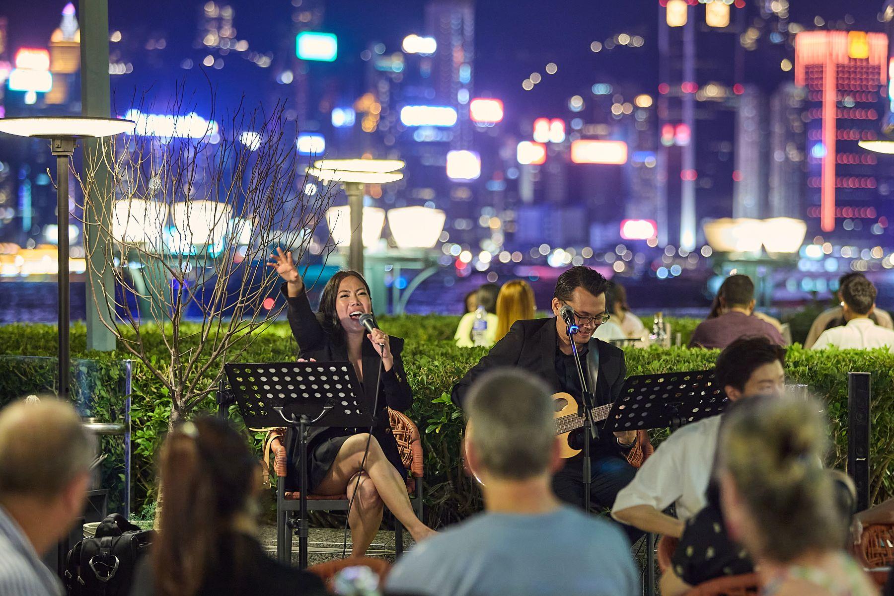 由即日起至12月31日逢星期三至六 (包括聖誕節)晚上6時30分至10時,現場有歌手及樂手音樂表演。