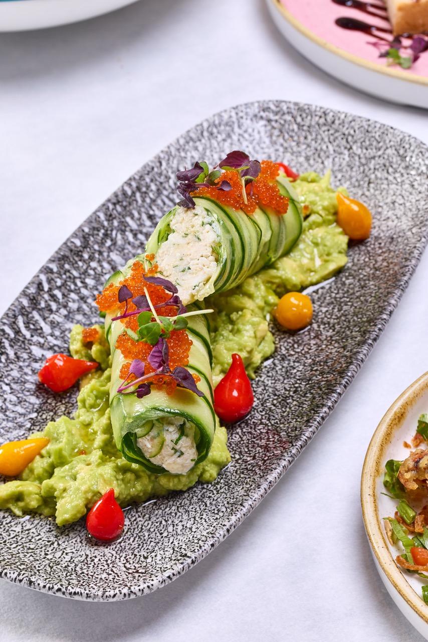 蟹肉意粉卷配牛油果慕斯