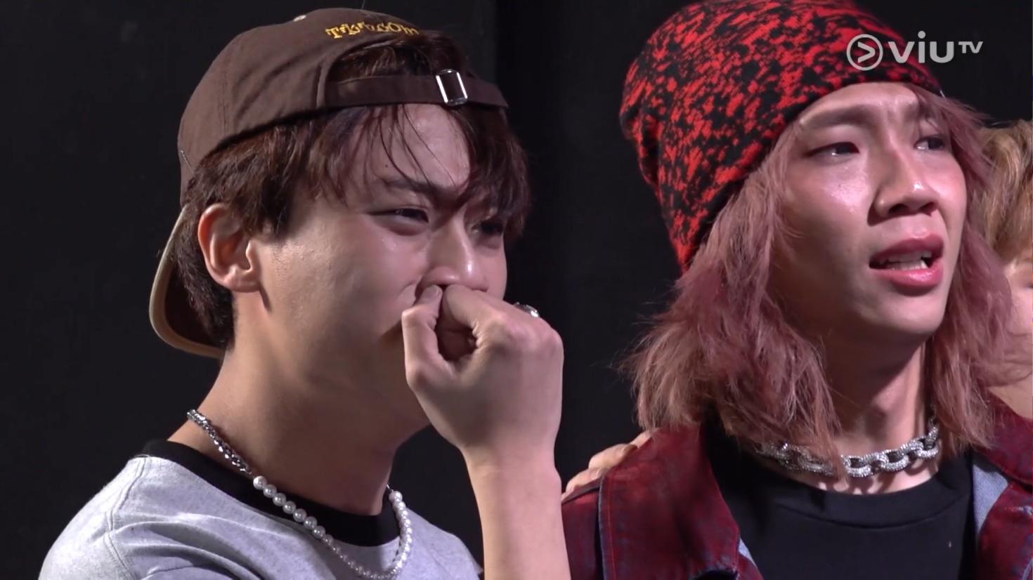 Ian Hannz送走戰友哭成淚人。