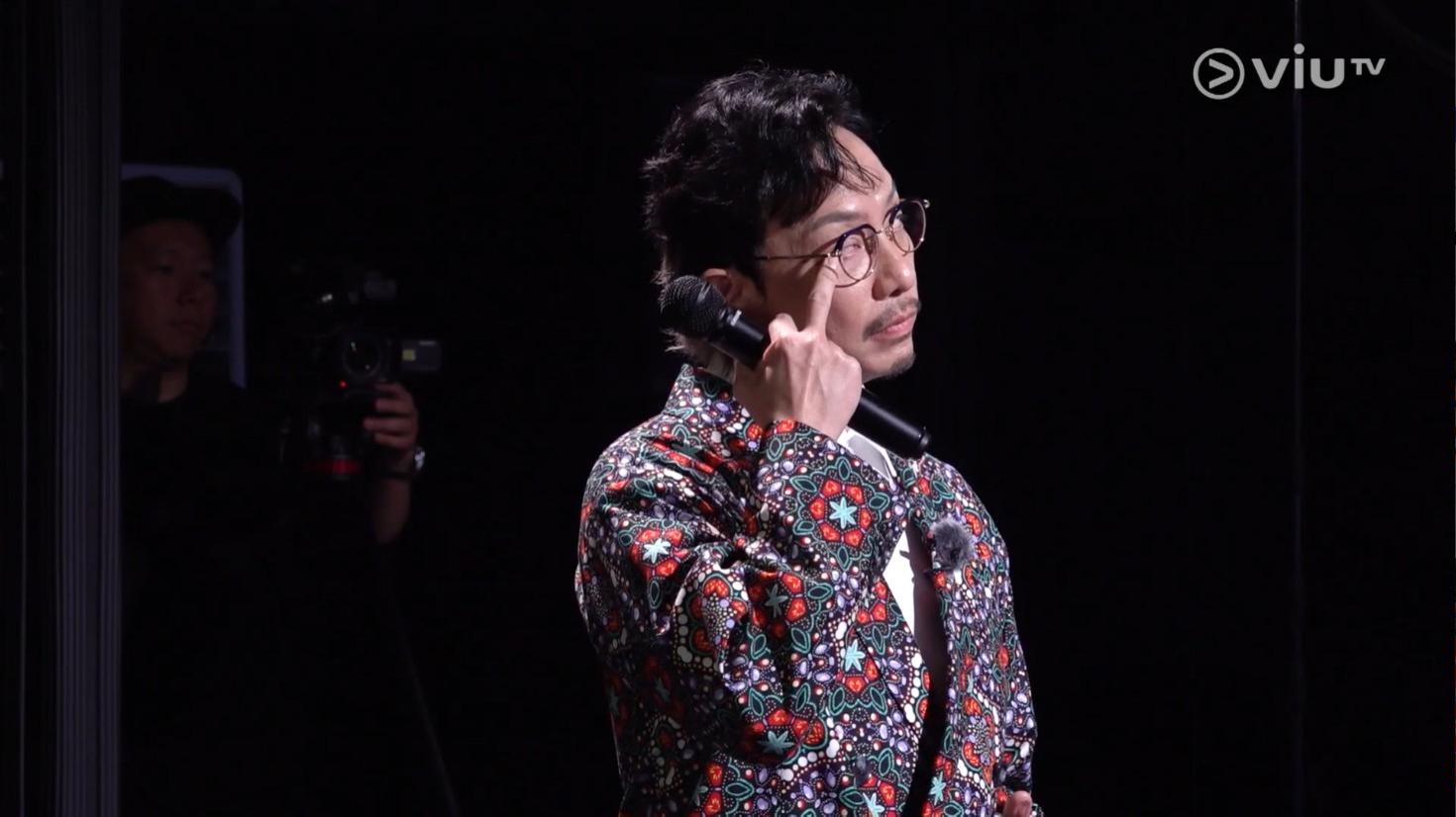 強尼亦大受感動一度拭淚。