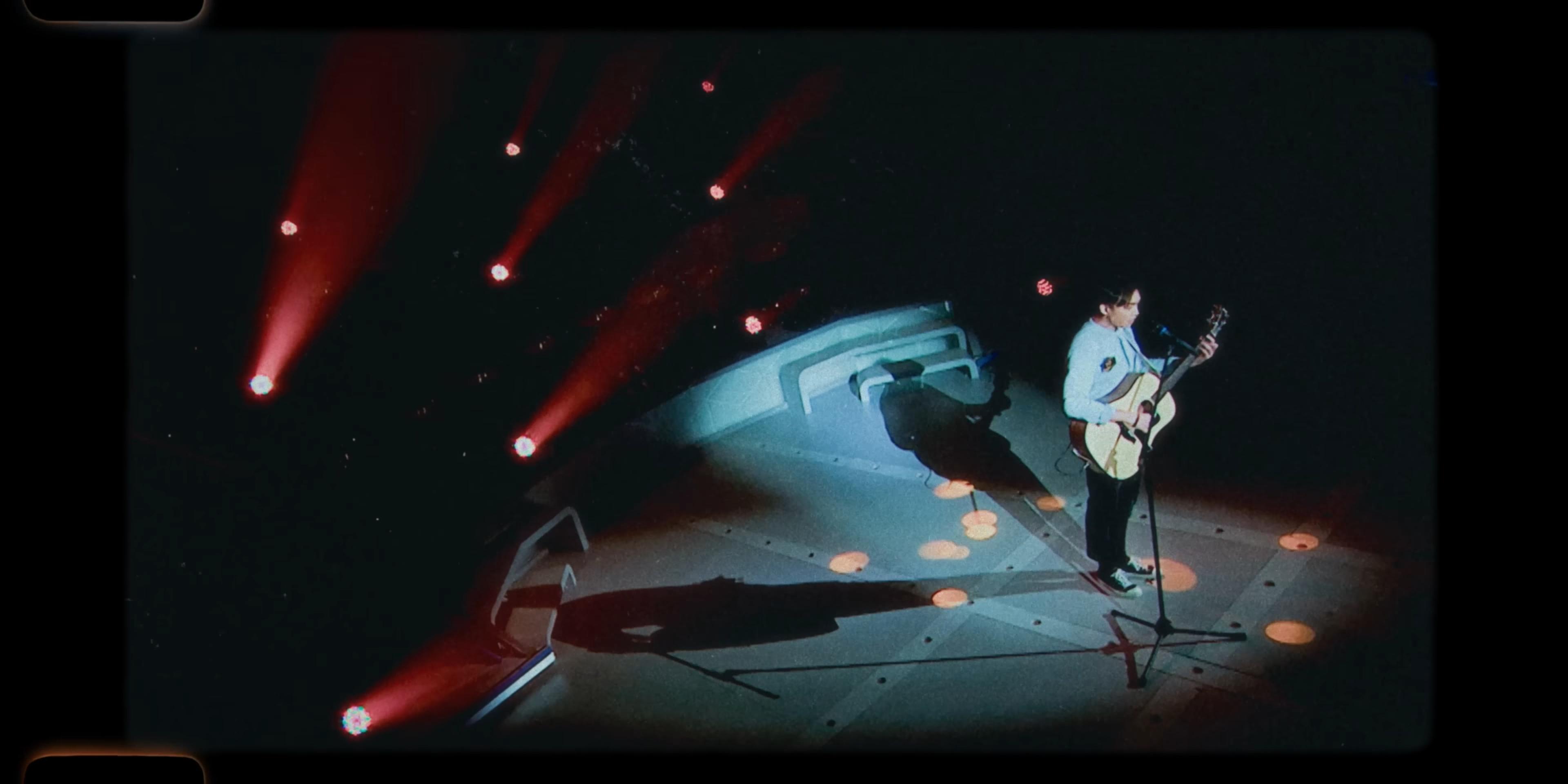 《今繼》MV穿插Jer柳應廷參加《全民造星》的片段。(MV截圖)