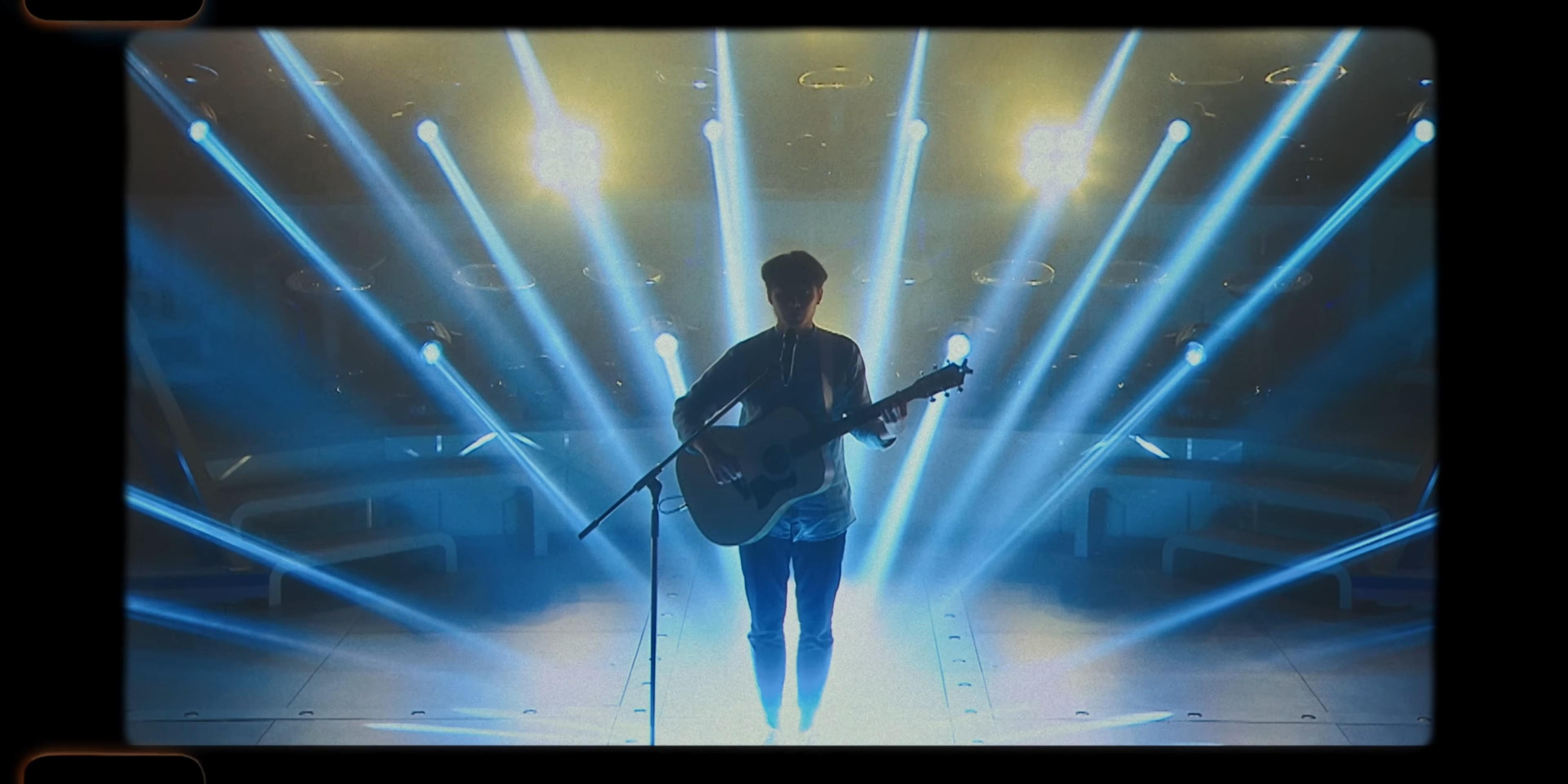 《今繼》MV穿插Jer柳應廷參加《全民造星》的片段,當年出局,打擊沉重。(MV截圖)