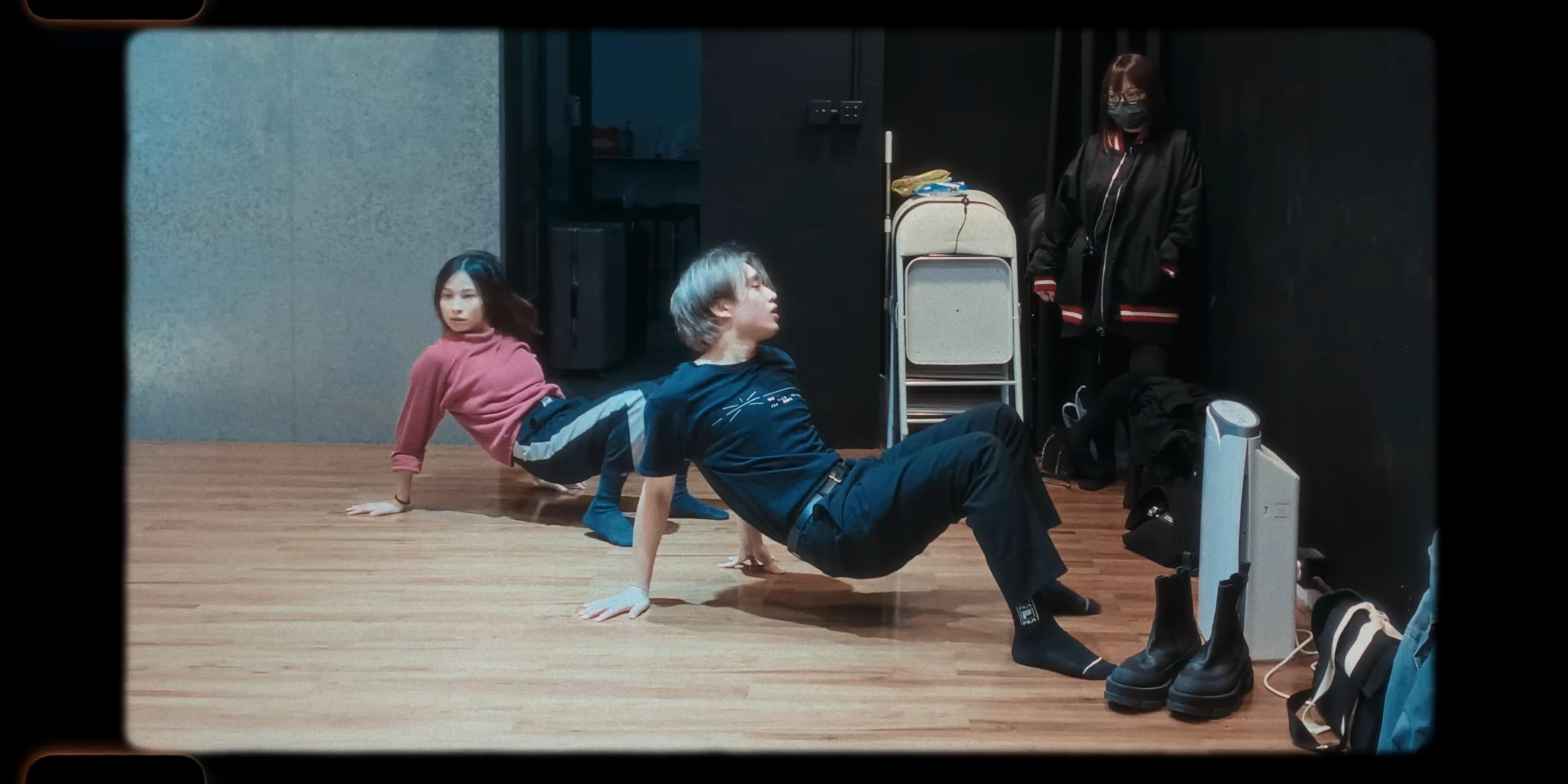 《今繼》MV穿插Jer柳應廷過往拍MV的花絮片段,讓fans見證「舞王Jer」的進化。(MV截圖)