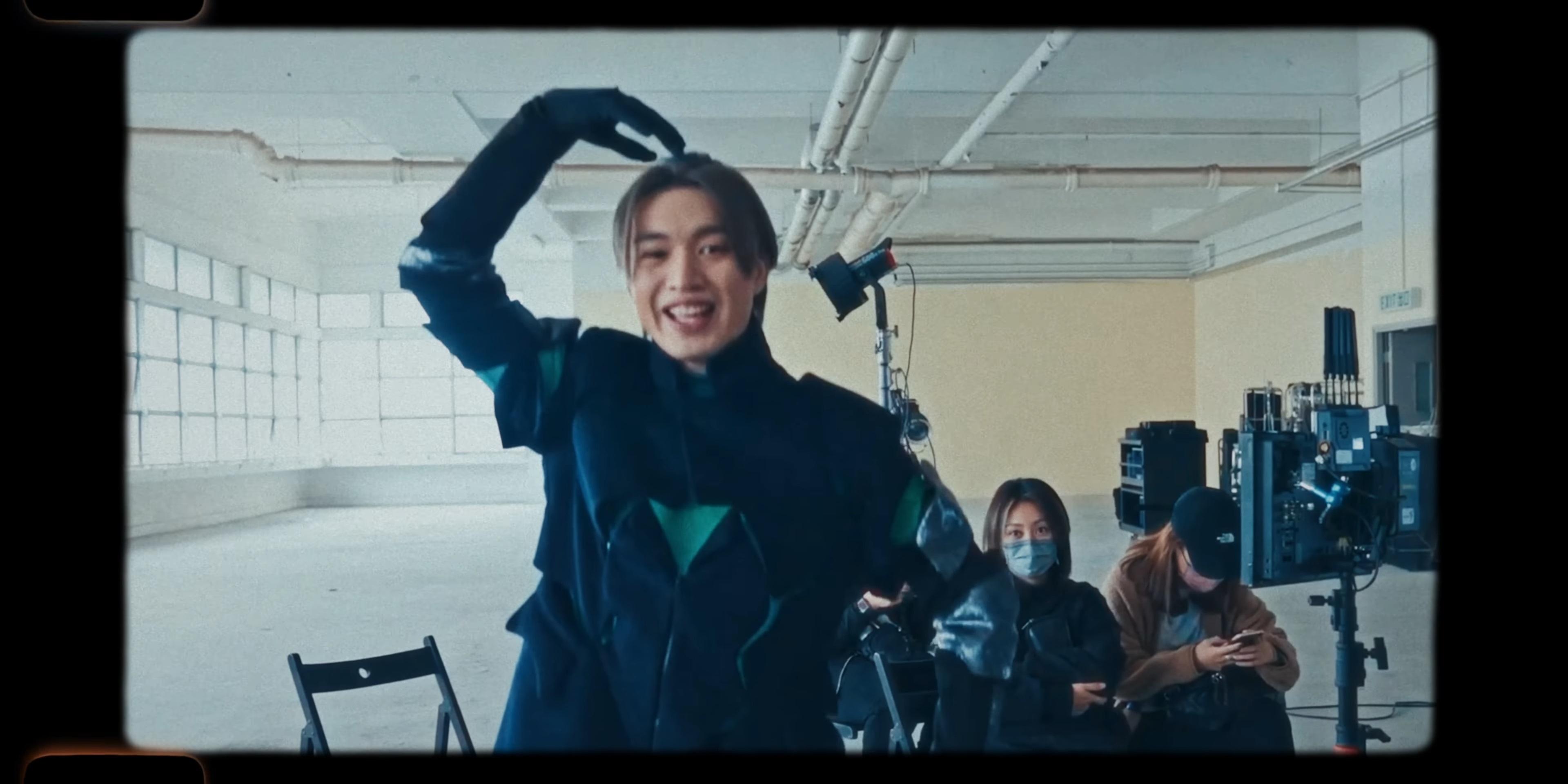 《今繼》MV穿插Jer柳應廷過往拍MV的花絮片段,相信fans定能認得這是《MM7》MV。(MV截圖)