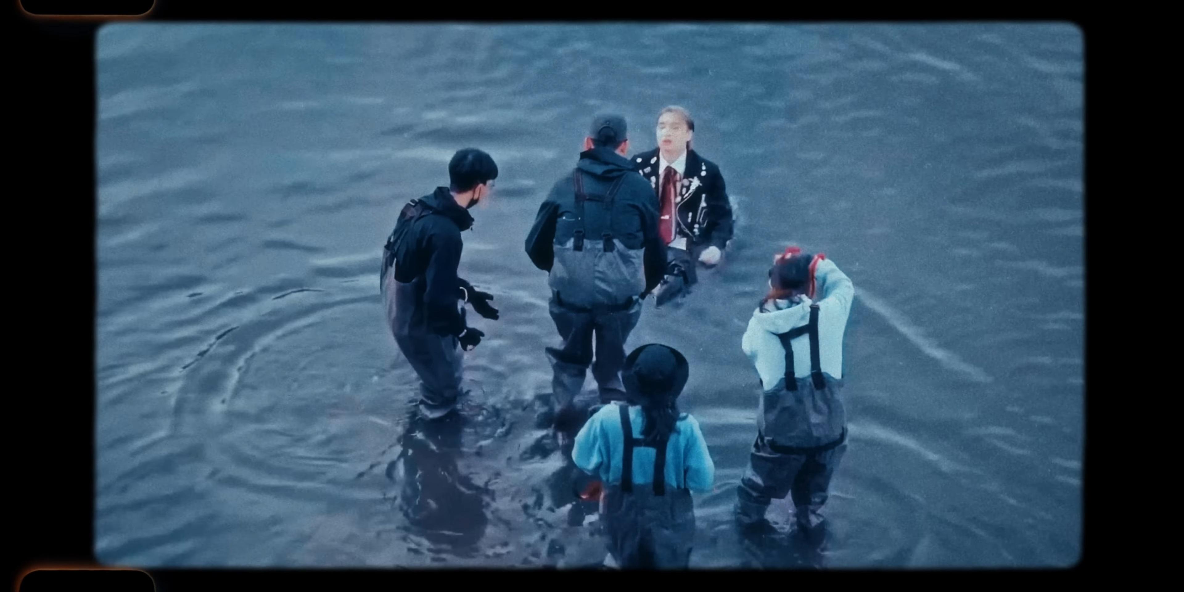 《今繼》MV穿插Jer柳應廷過往拍MV的花絮片段,相信fans定能認得這是《坐看風起時》的MV。(MV截圖)