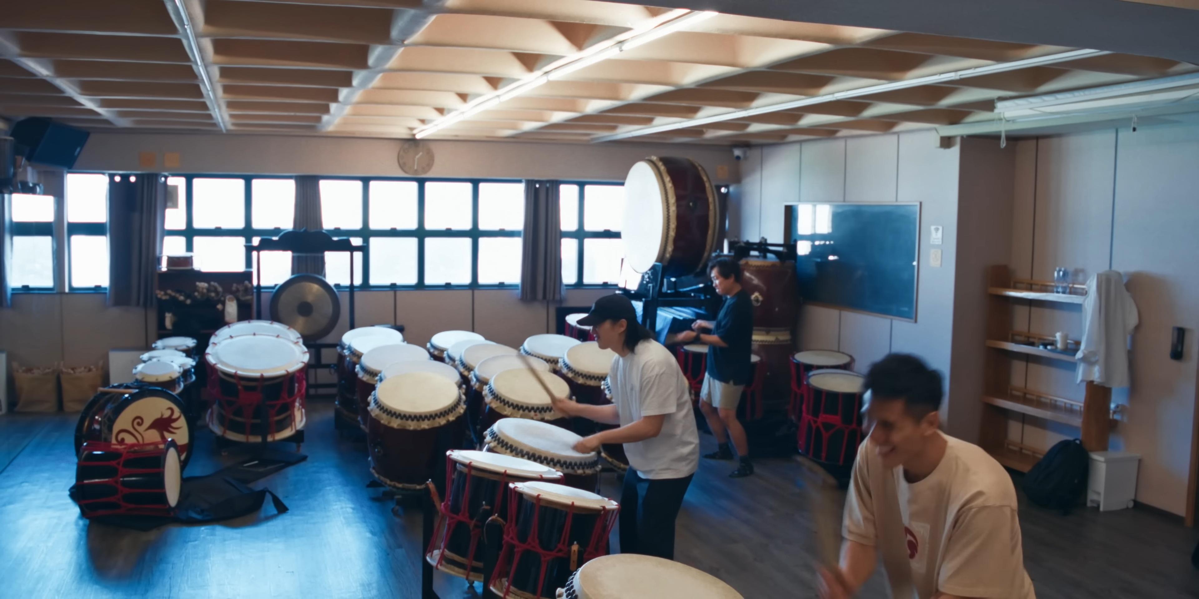 《今繼》MV穿插Jer柳應廷籌備演唱會的花絮,包括練習打太鼓。(MV截圖)