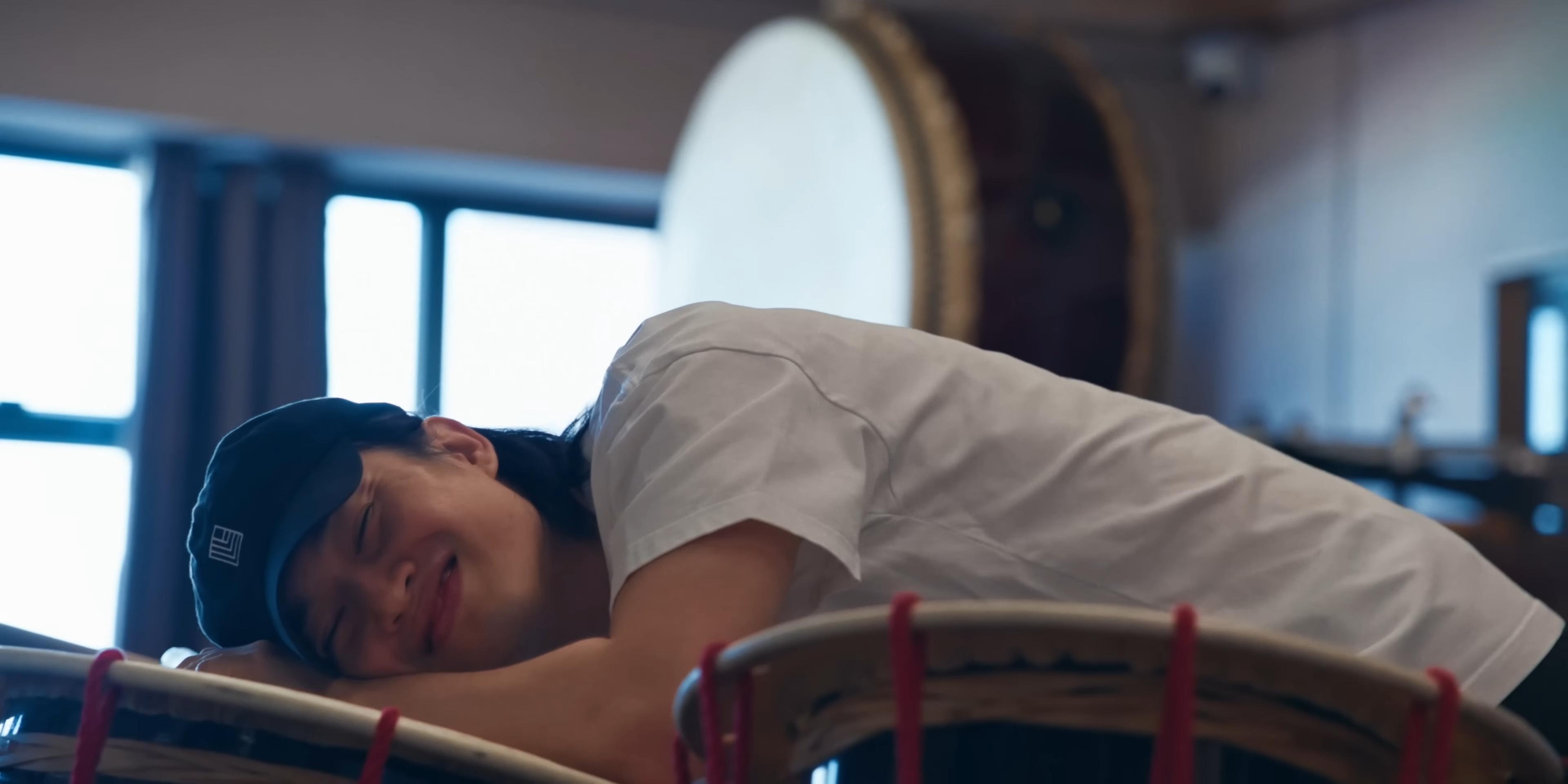 《今繼》MV穿插Jer柳應廷籌備演唱會的花絮,練習打太鼓雖然辛苦,但仍然享受。(MV截圖)