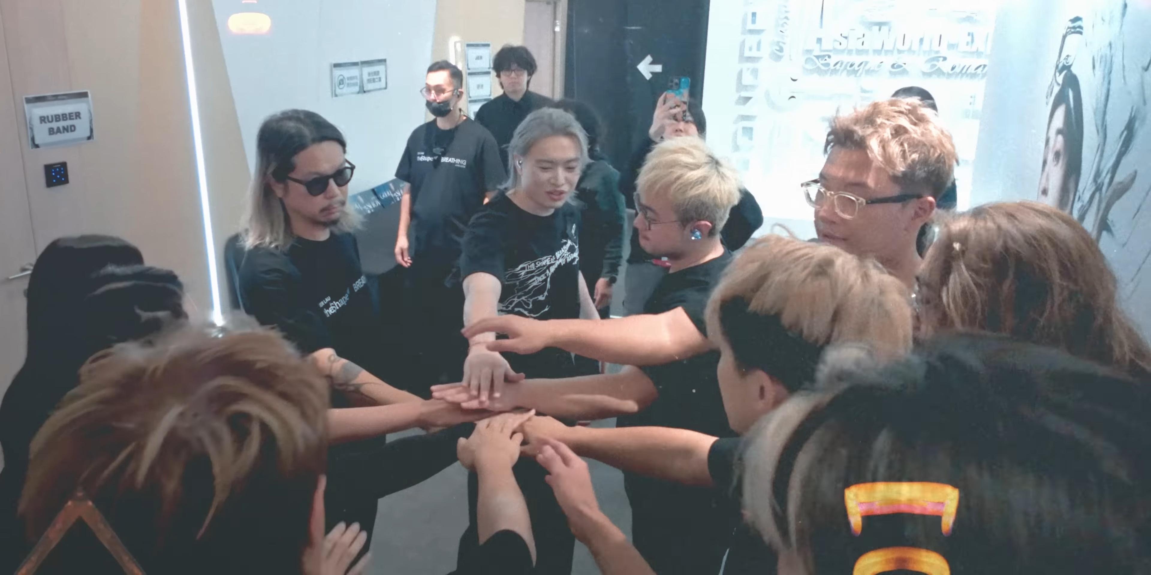 《今繼》MV穿插Jer柳應廷演唱會台前幕後的花絮,也帶出戰友陪伴的力量。(MV截圖)