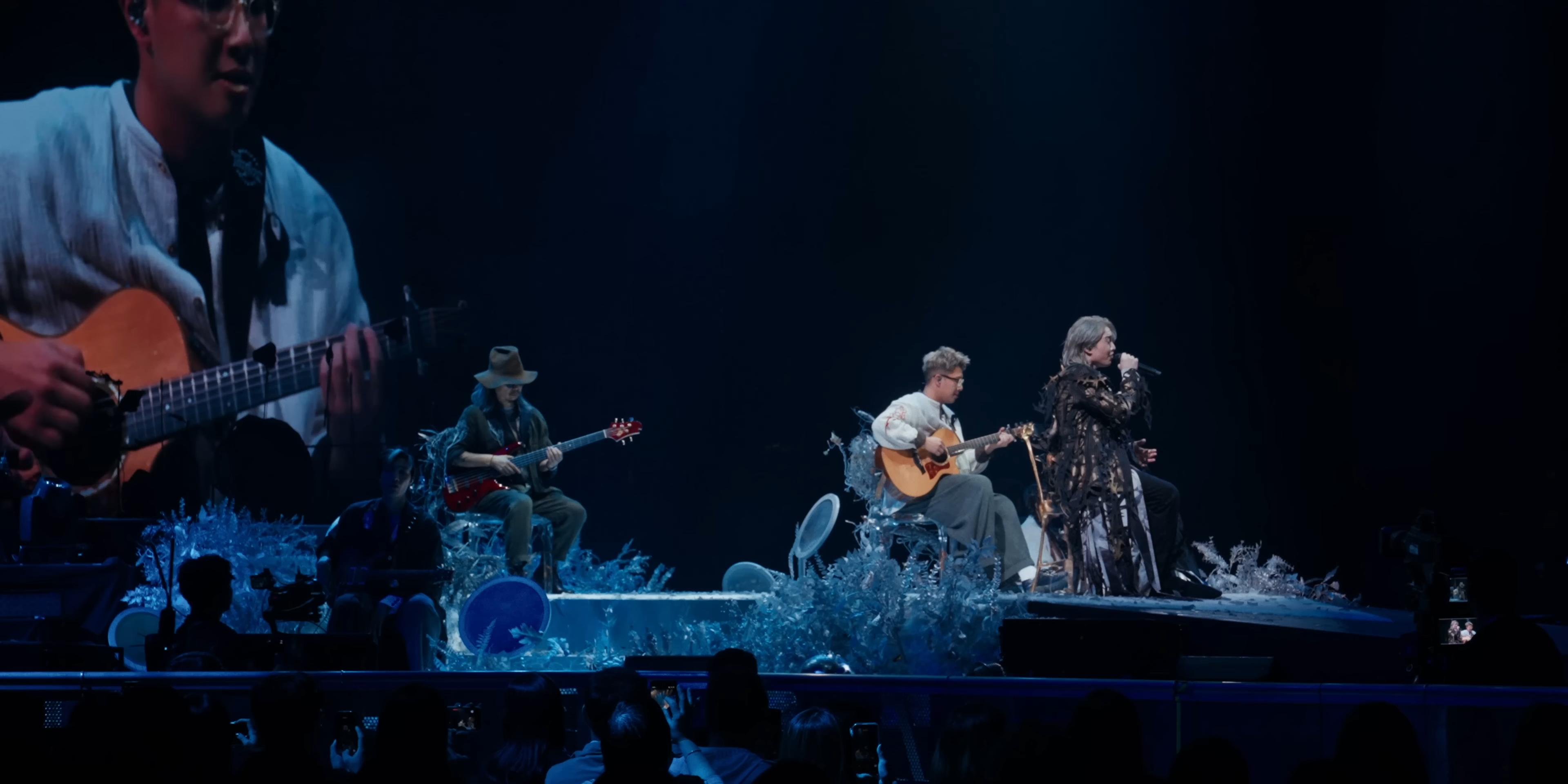 《今繼》MV穿插Jer柳應廷演唱會台前幕後的花絮,Carl叔和吳林峰是親密戰友。(MV截圖)