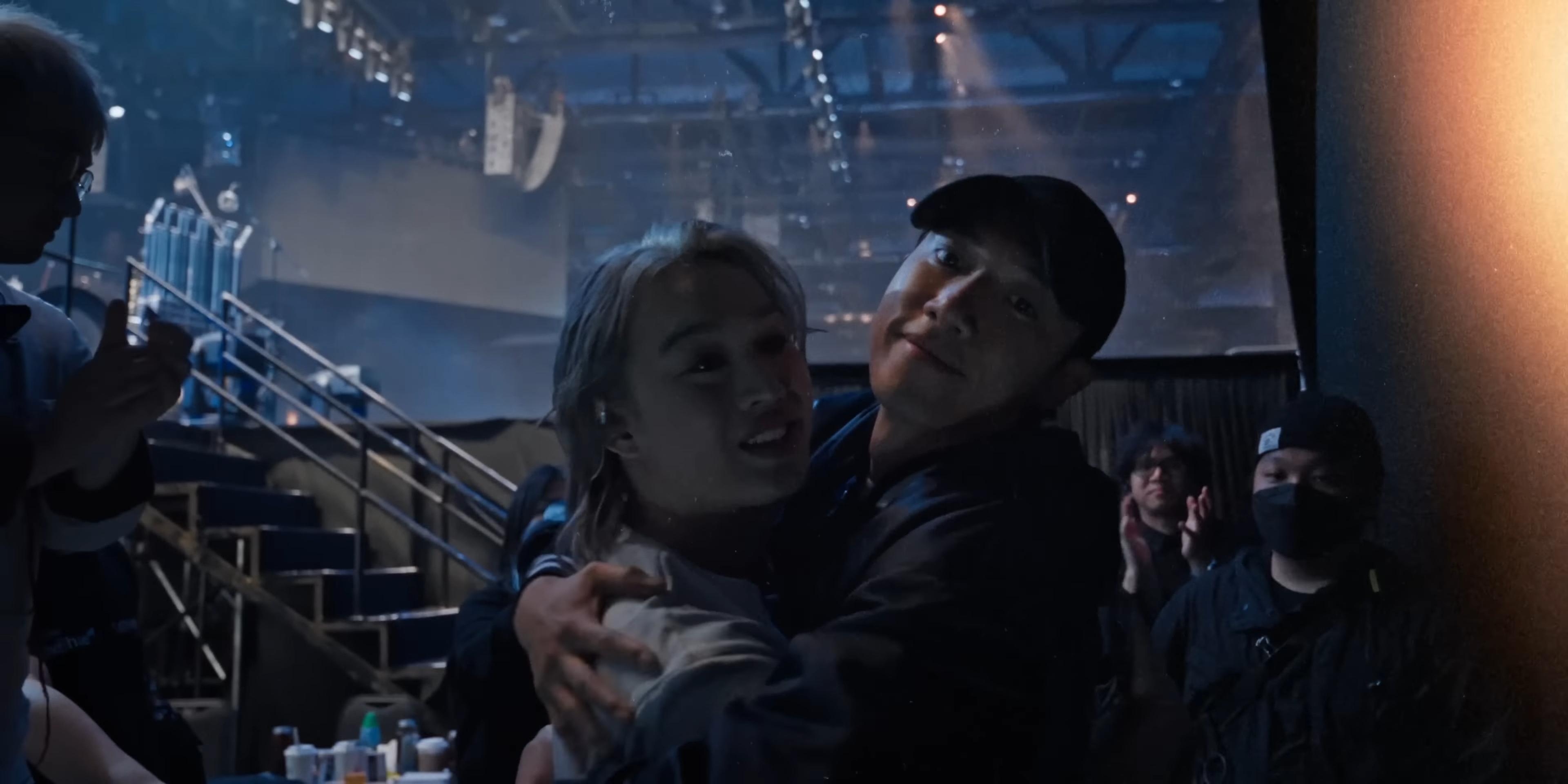 《今繼》MV穿插Jer柳應廷演唱會台前幕後的花絮,也帶出戰友陪伴的力量。(MV截圖)