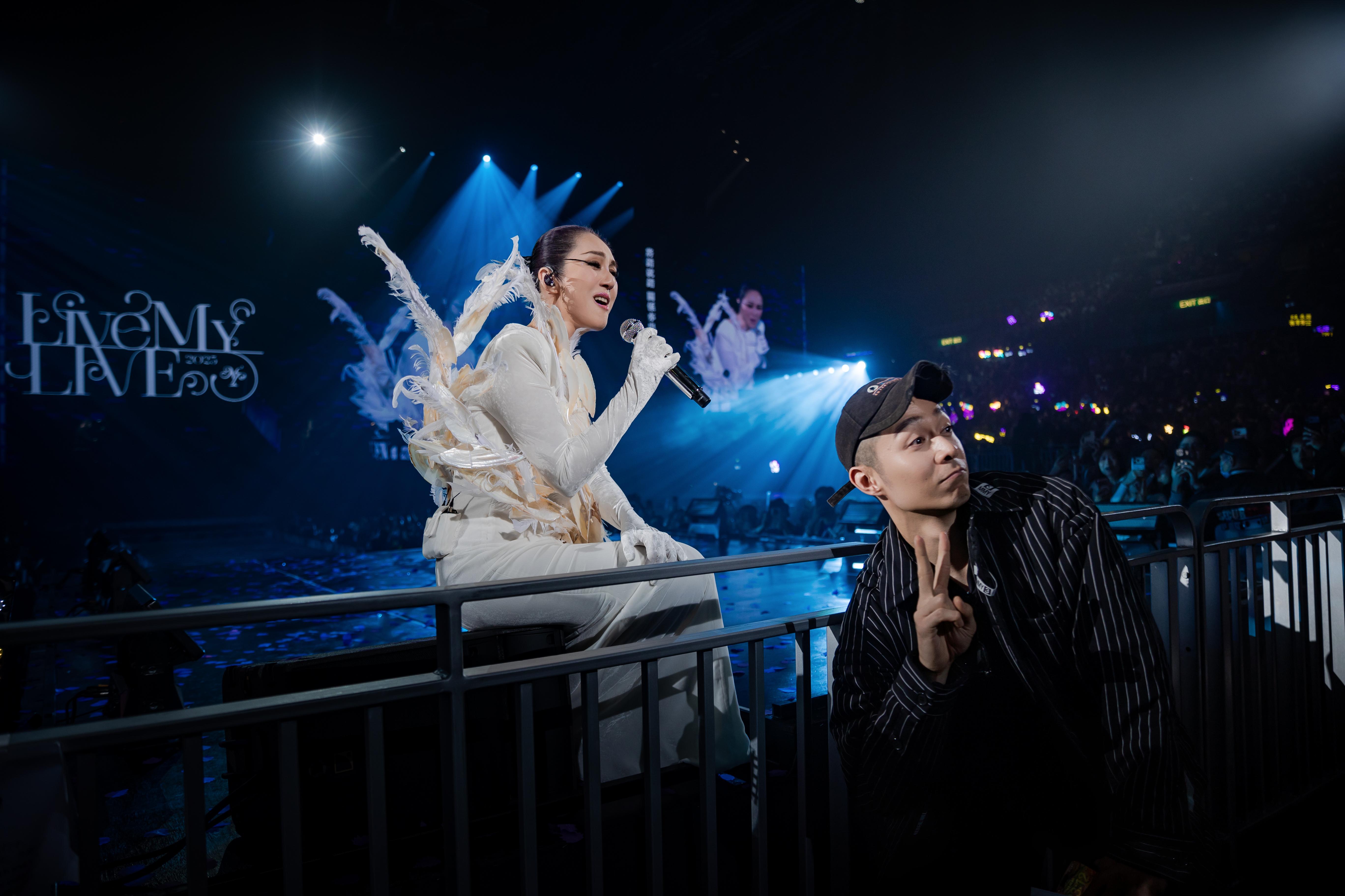 周柏豪在觀眾席跟千嬅合照。