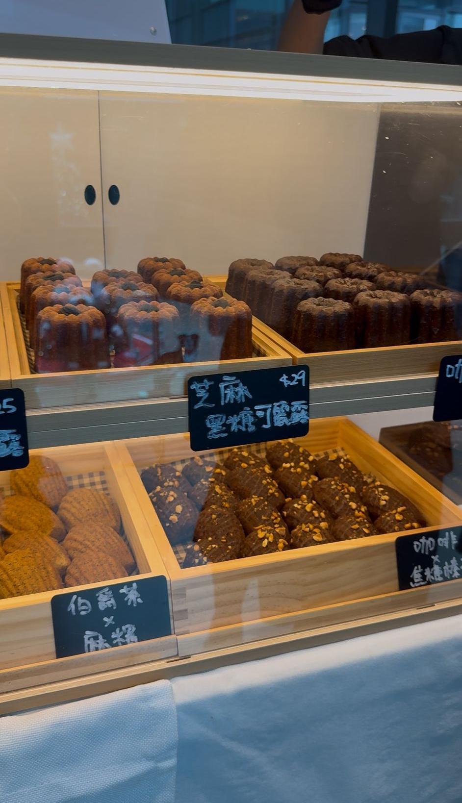 品嚐各種甜品。