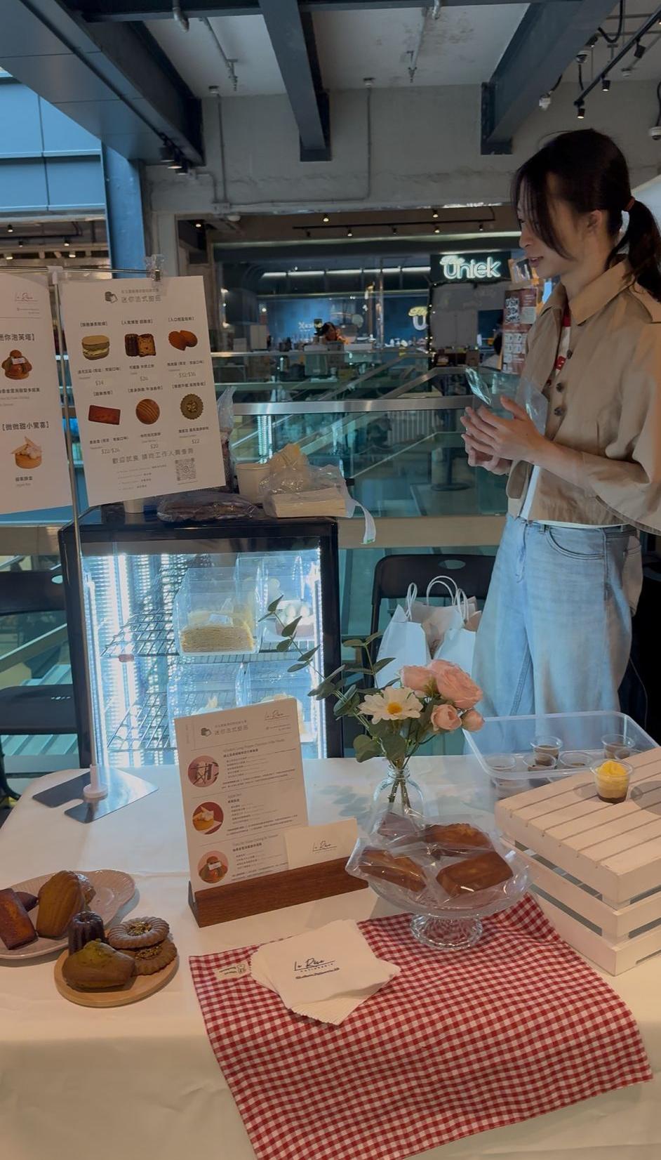 品嚐各種甜品。