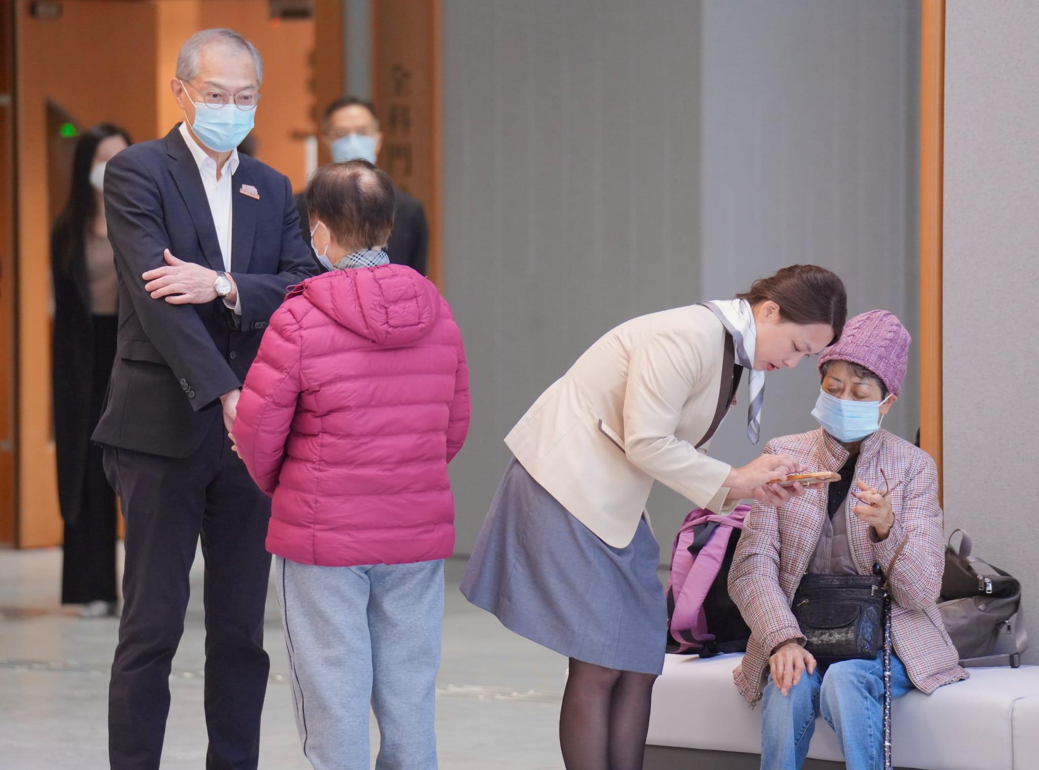 中醫醫院今起分階段投入服務,盧寵茂到場視察流程。