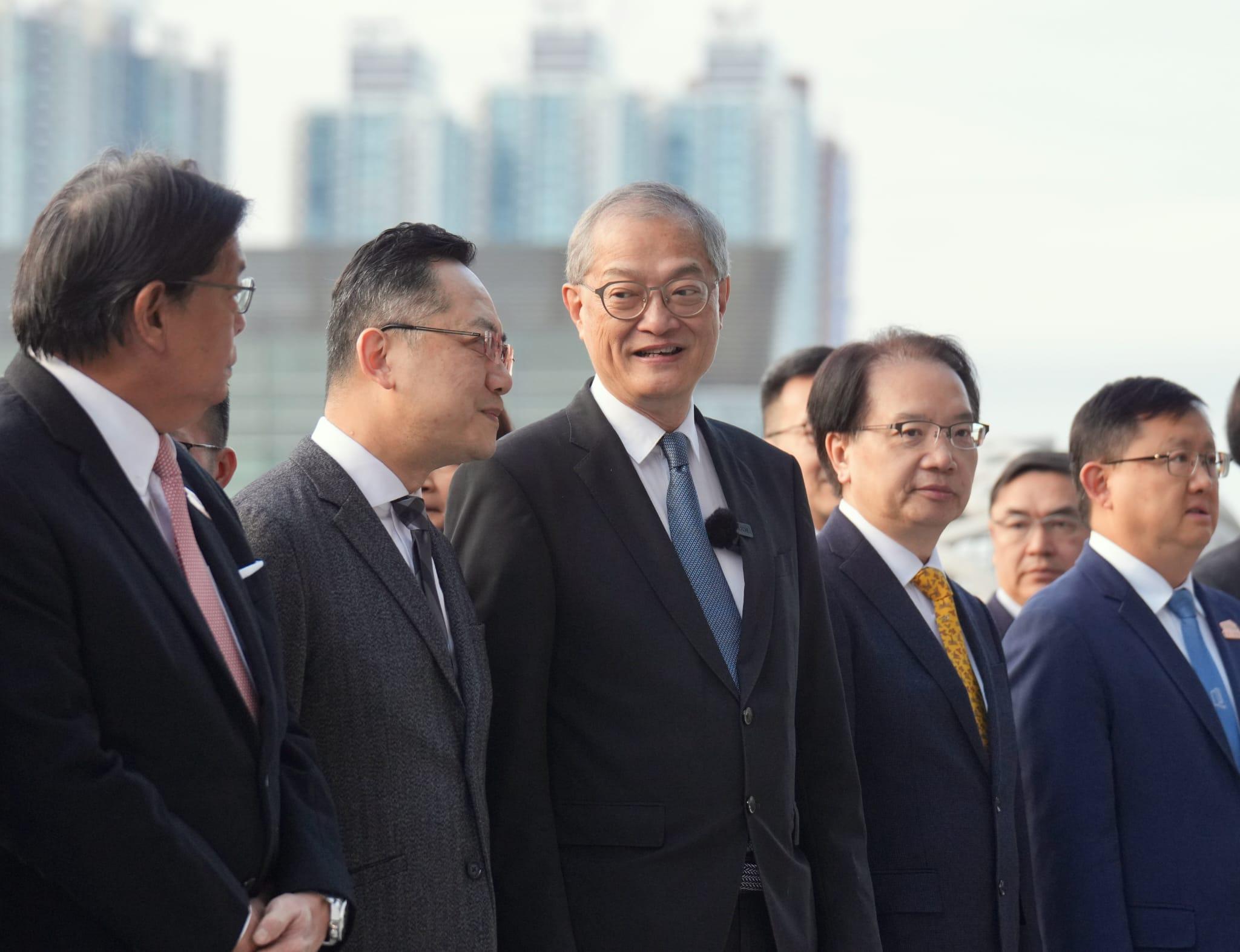 中醫醫院今起分階段投入服務,盧寵茂早上出席升旗儀式。