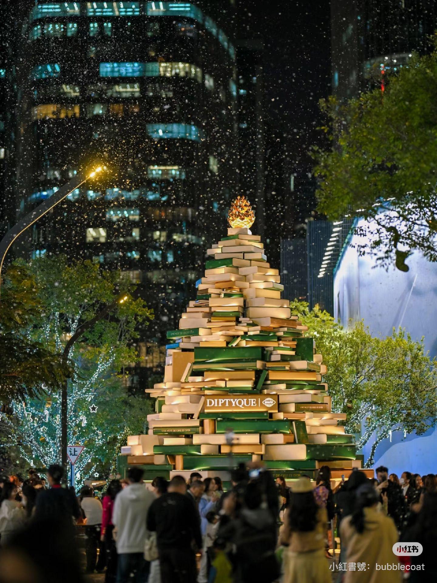深圳聖誕好去處|萬象天地:10米高DIPTYQUE金色書本聖誕樹(圖片來源:小紅書@深圳萬象天地)