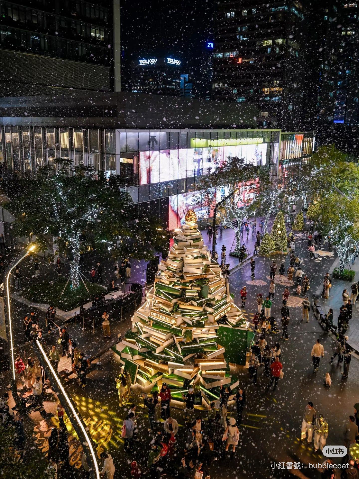 深圳聖誕好去處|萬象天地:10米高DIPTYQUE金色書本聖誕樹(圖片來源:小紅書@深圳萬象天地)