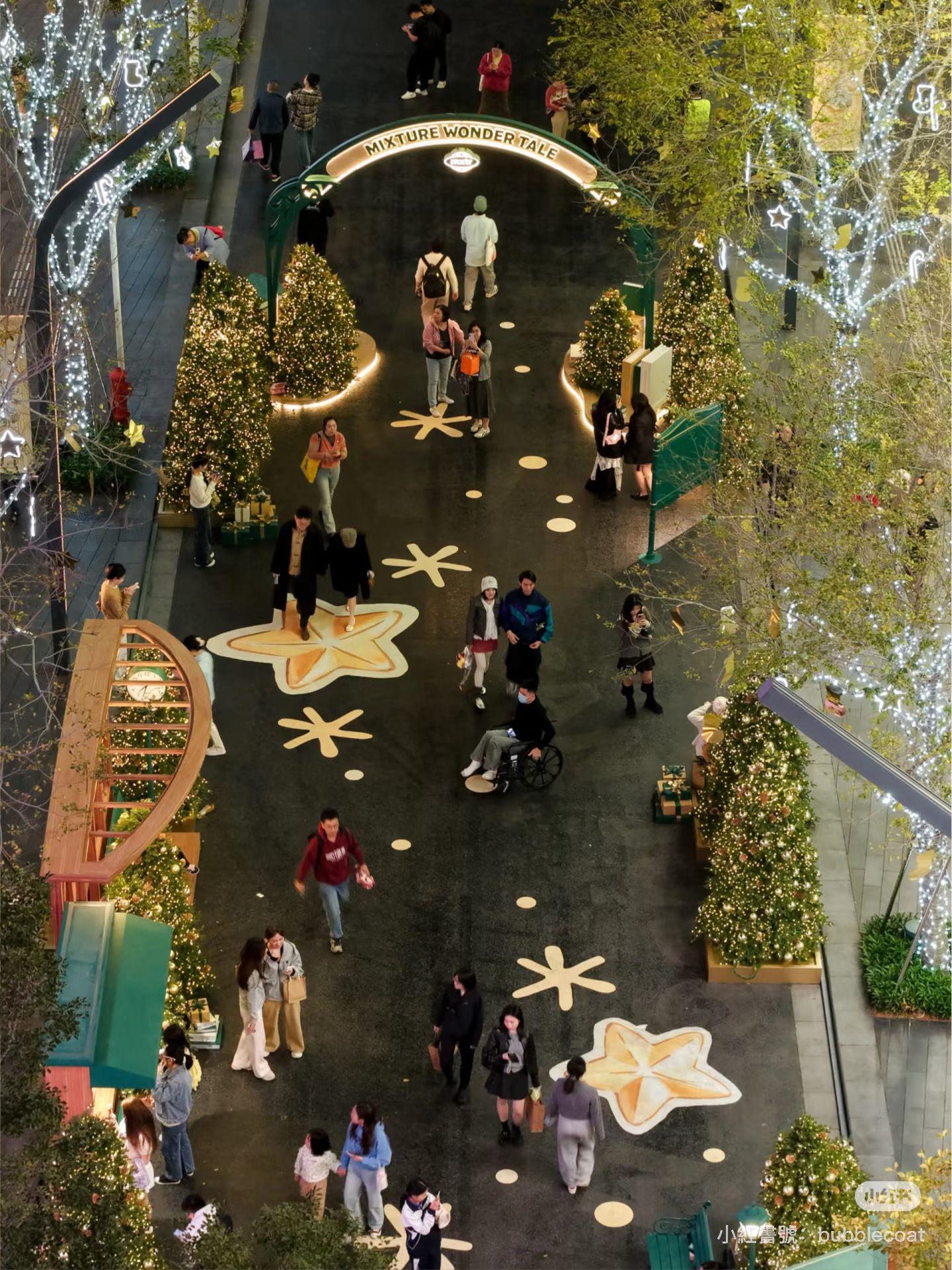 深圳聖誕好去處|萬象天地:10米高DIPTYQUE金色書本聖誕樹(圖片來源:小紅書@深圳萬象天地)