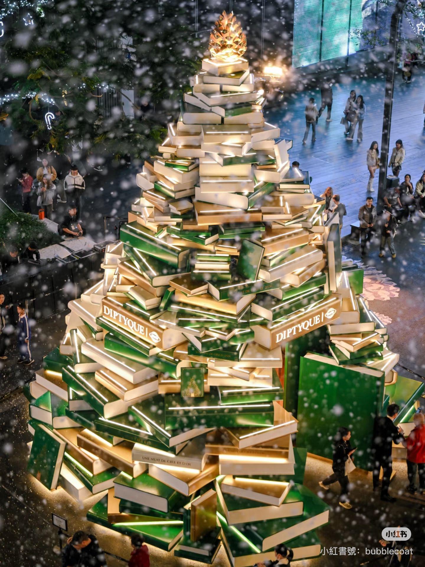 深圳聖誕好去處|萬象天地:10米高DIPTYQUE金色書本聖誕樹(圖片來源:小紅書@深圳萬象天地)