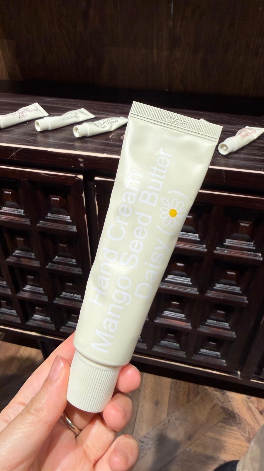 GD最愛的Daisy純白雛菊香氣,包括香氛擴香瓶、護手霜及香氛洗手液等。