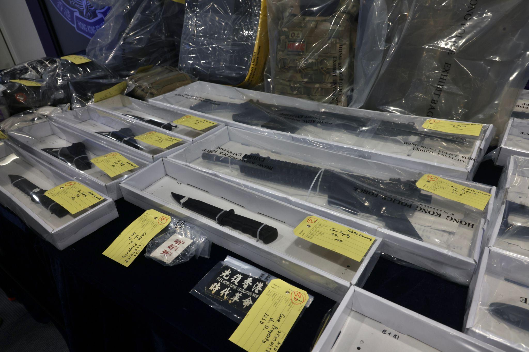 國安處首引「非法操練」罪拘9男,並檢獲一批武器。