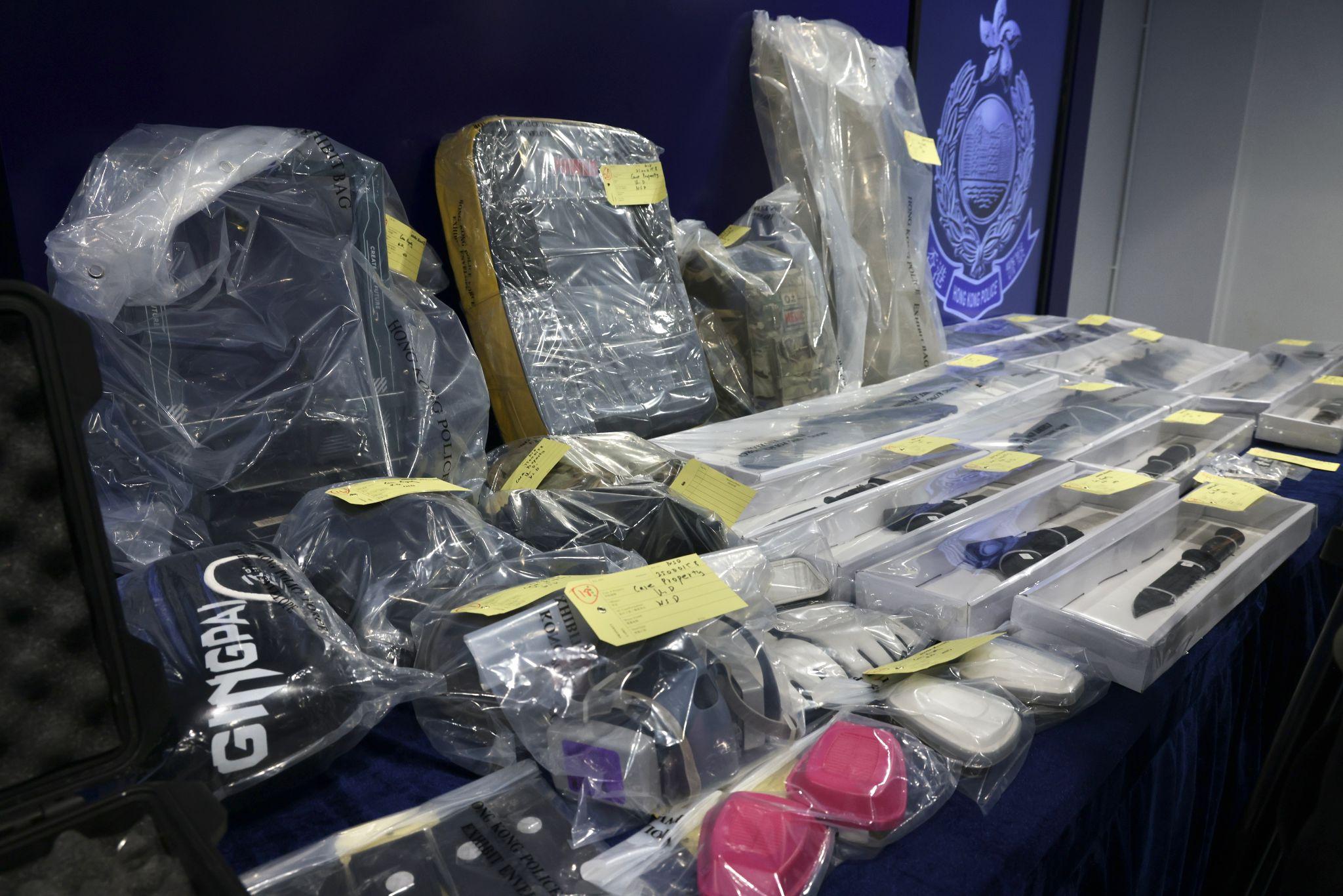 國安處首引「非法操練」罪拘9男,並檢獲一批武器。