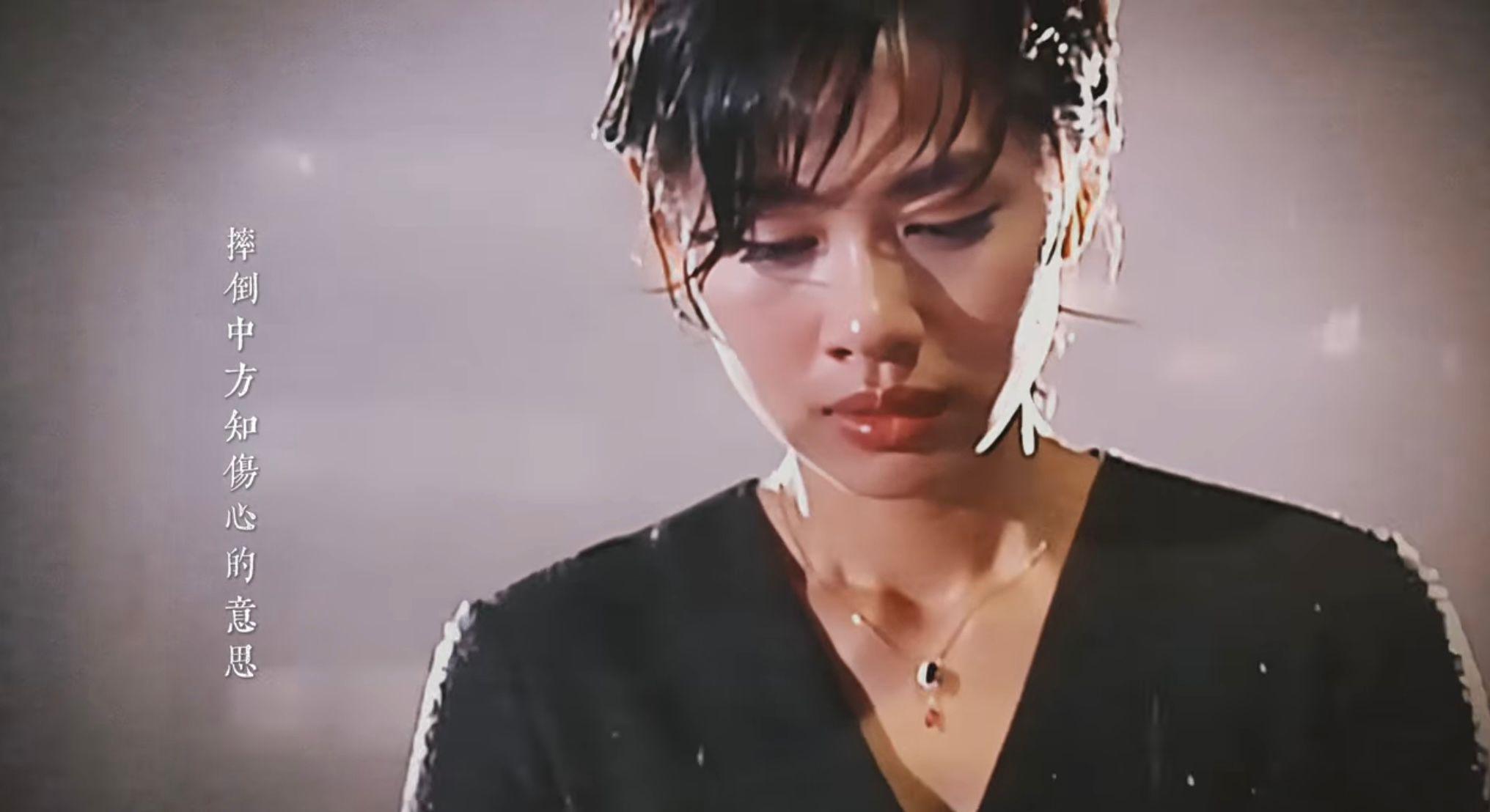 《松伶》MV見到不同年代的陳松伶穿插在畫面中。