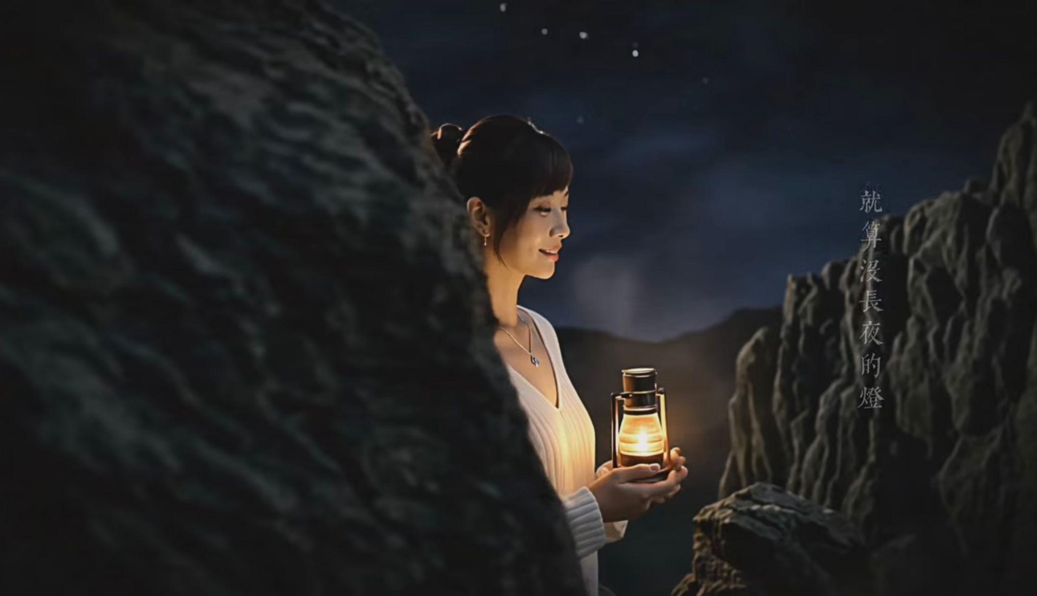 《松伶》MV見到不同年代的陳松伶穿插在畫面中。