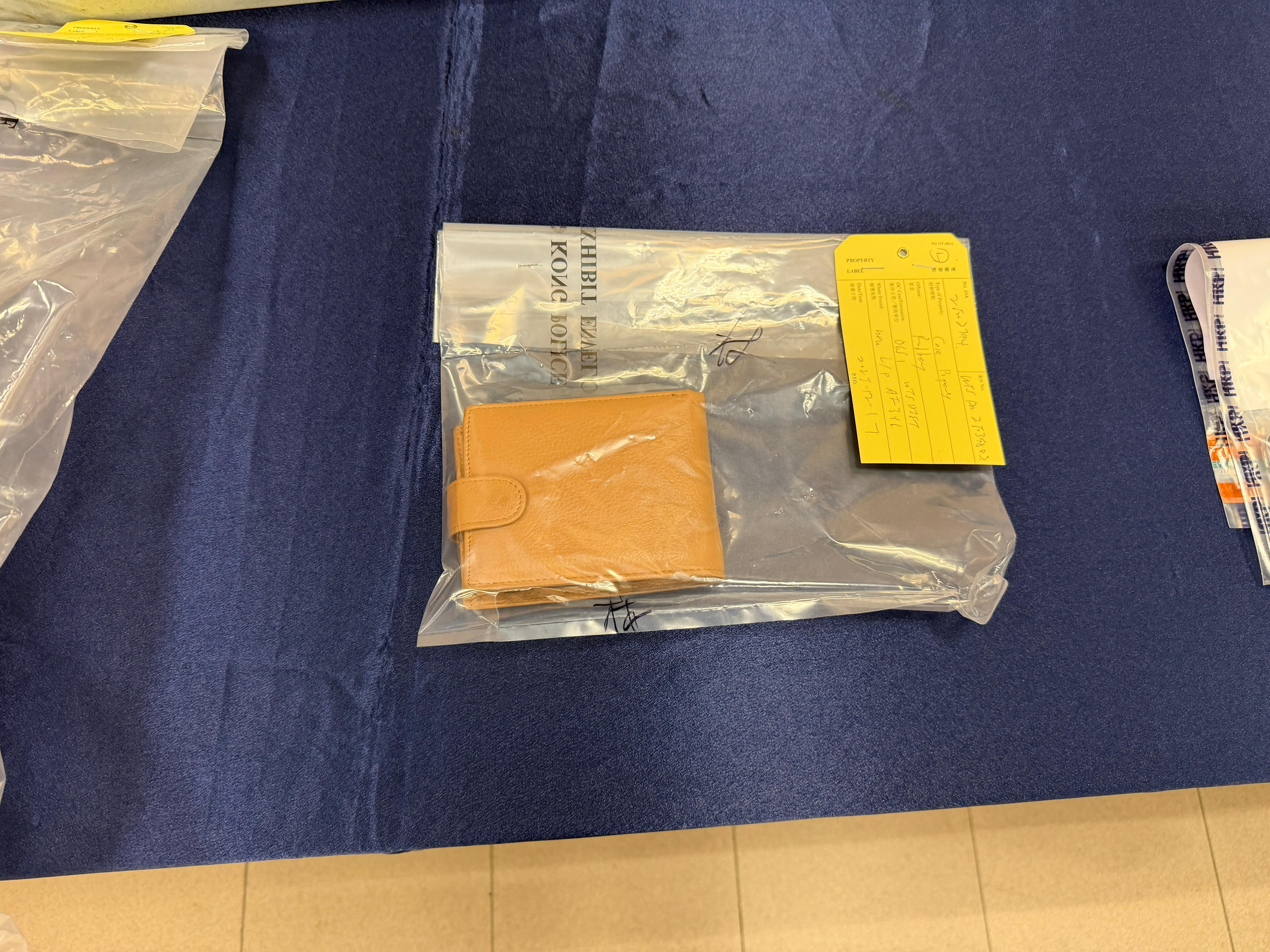 警方檢取疑犯犯案時所穿的衣著並起回部份失物。