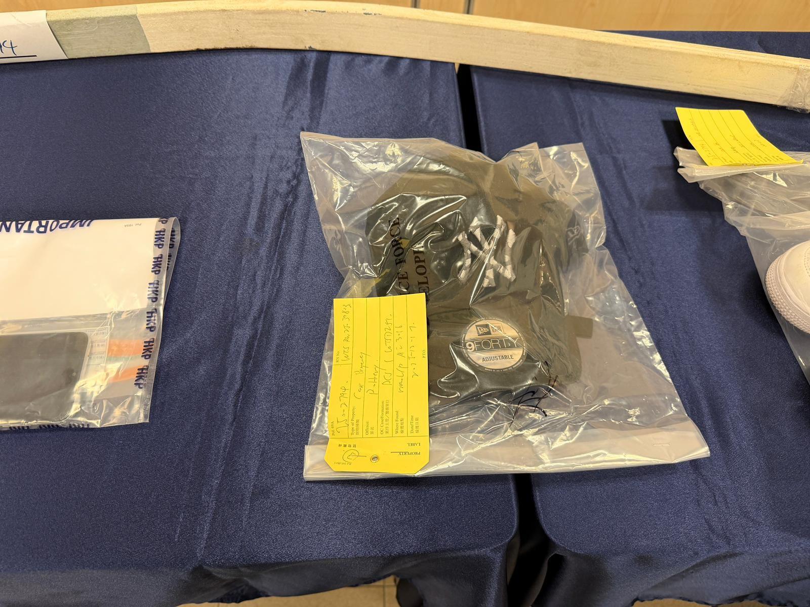 警方檢取疑犯犯案時所穿的衣著並起回部份失物。