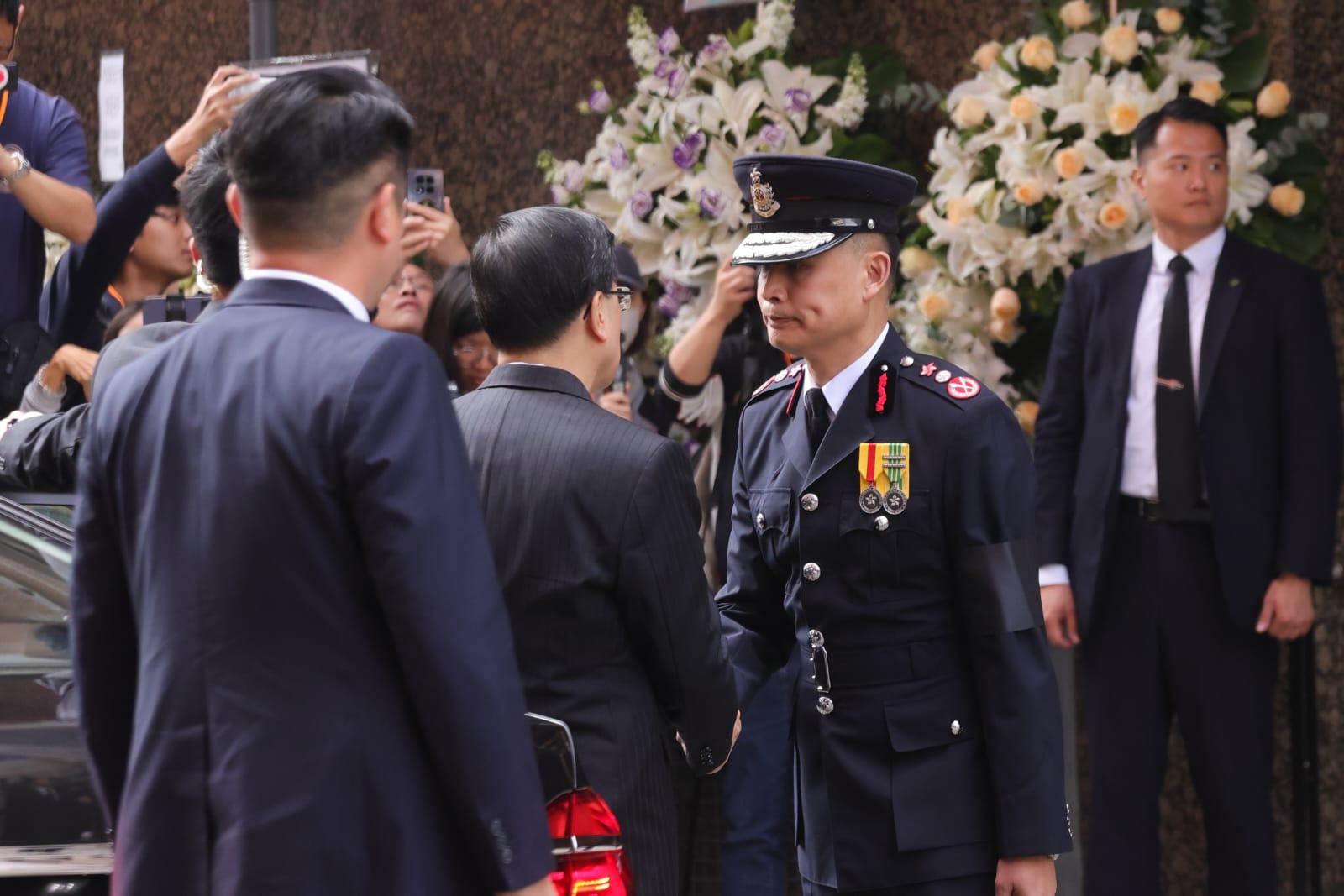 大埔宏福苑五級火|何偉豪今出殯 官民夾道送別。(吳康琦 攝)