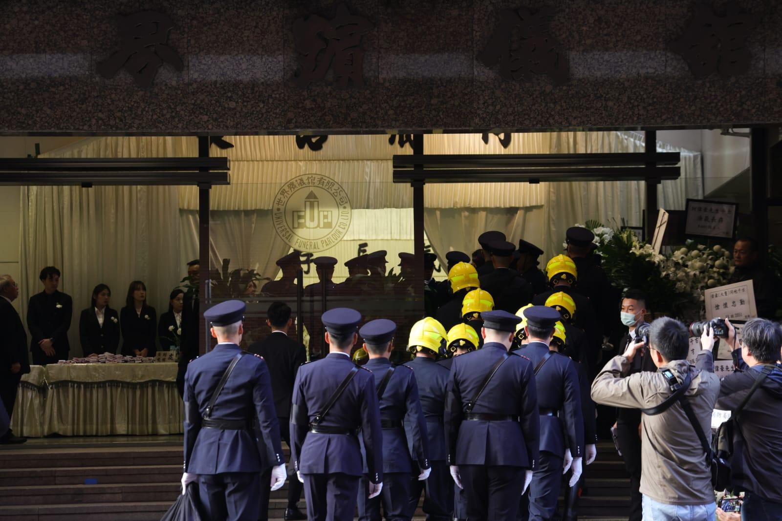 大埔宏福苑五級火|何偉豪今出殯 官民夾道送別。(吳康琦 攝)