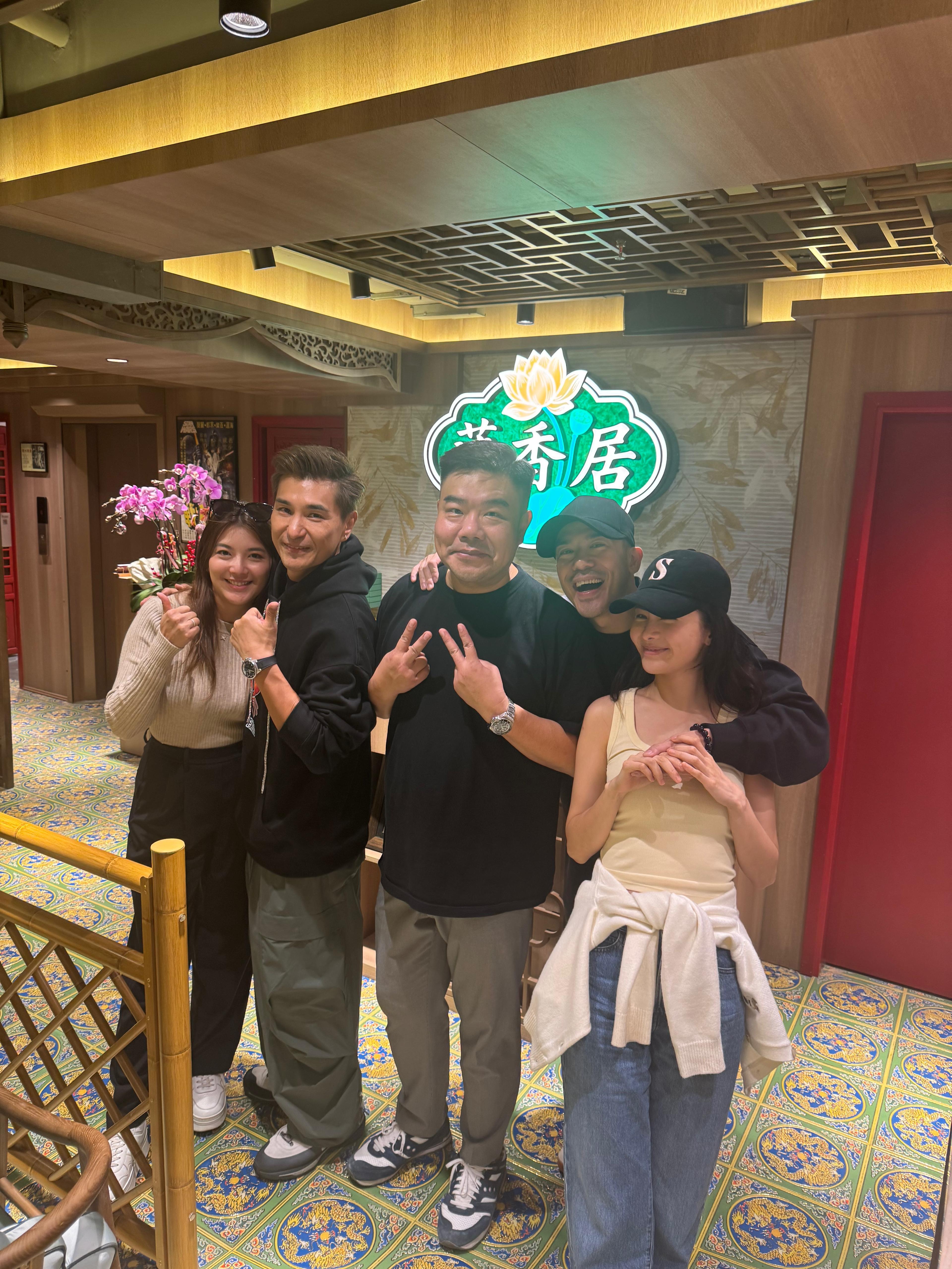 Michael試業前相約藝人好友陳展鵬、沈震軒等來試菜。