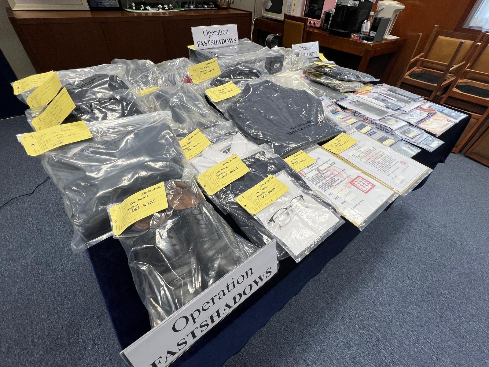 警方檢獲一批證物。