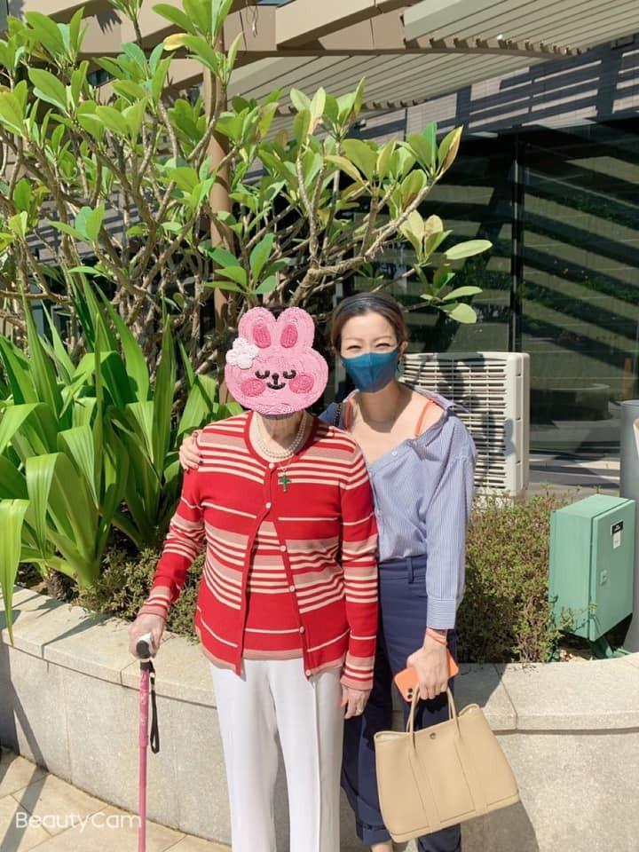 鄭秀文與媽媽的感情非常要好。