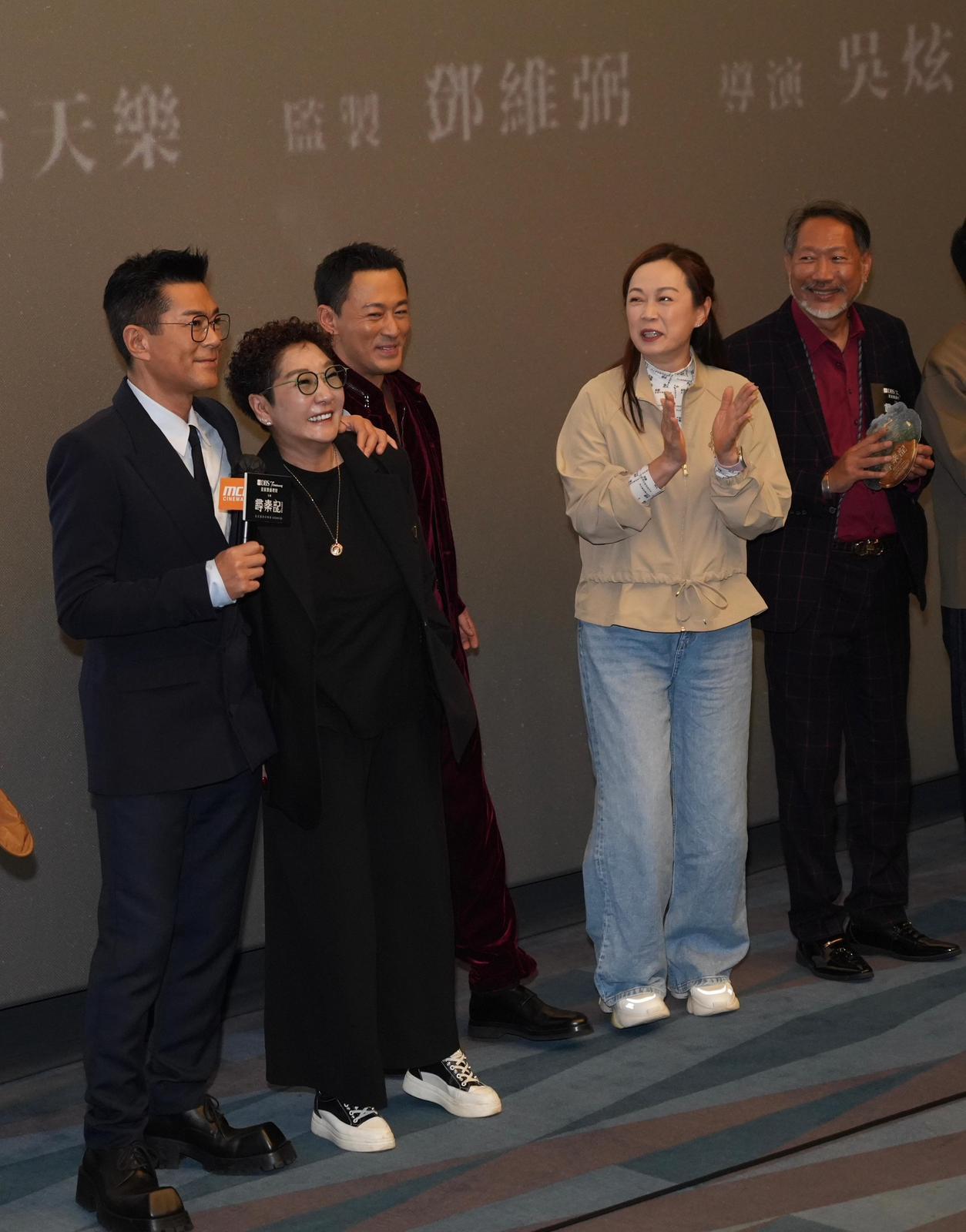 古天樂見到電視版《尋秦記》飾演「雅夫人」的雪梨和「朱姬」的姚瑩瑩在觀眾席,立即邀二人合照。